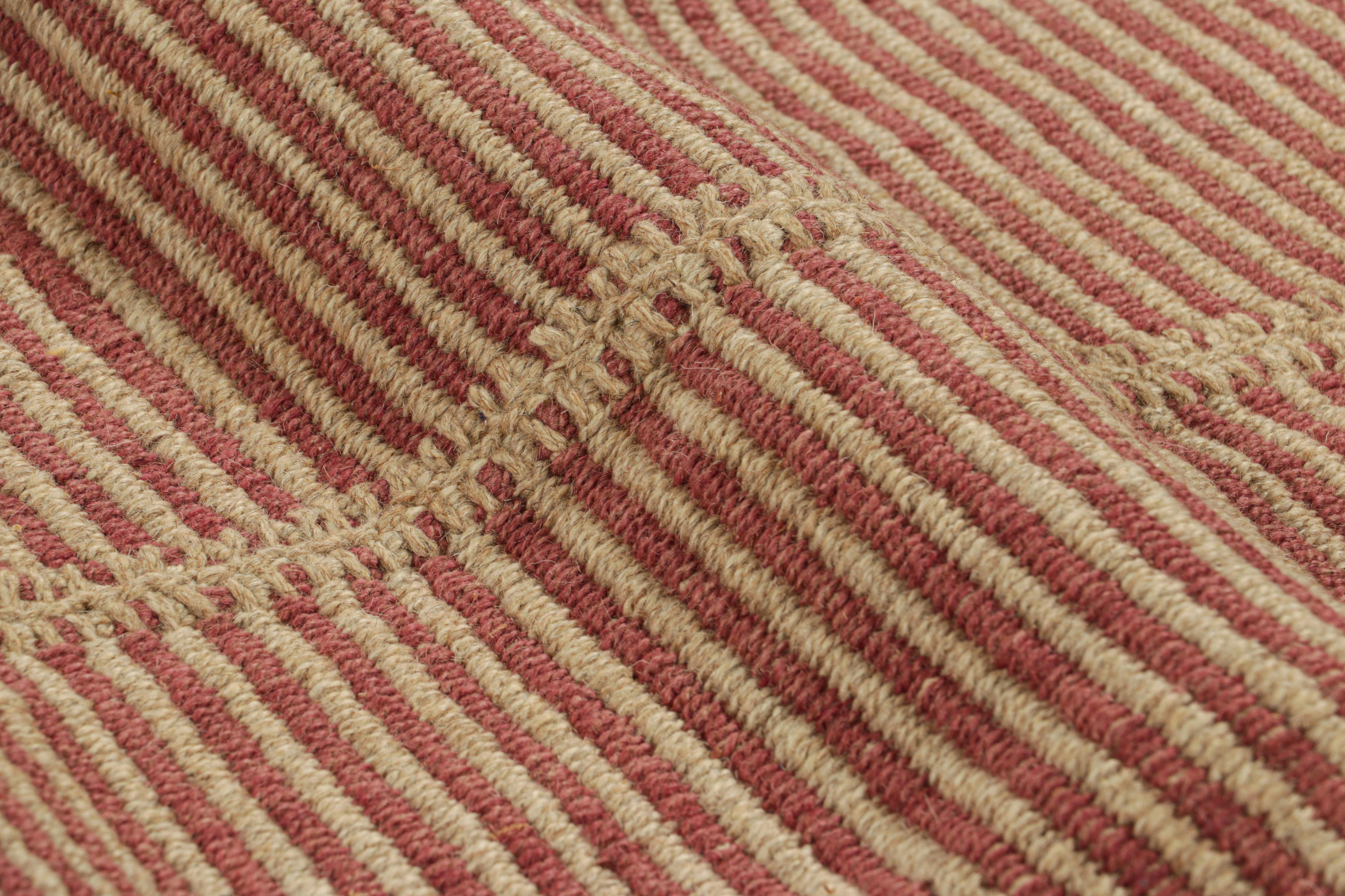 Rug & Kilim's Contemporary Kilim in Beige and Red Textural Stripes (Kilim contemporain à rayures texturées beige et rouge) Neuf - En vente à Long Island City, NY