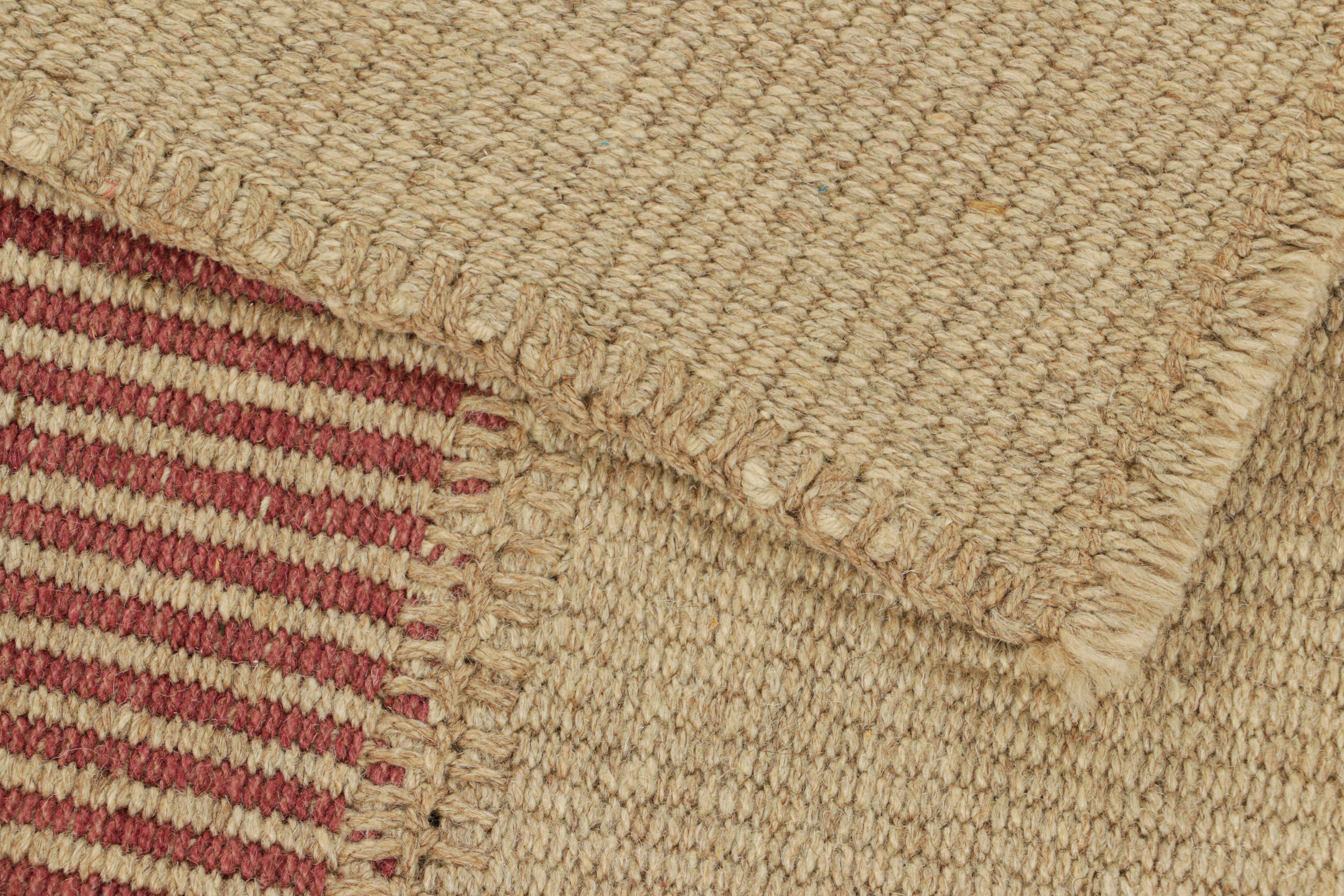 XXIe siècle et contemporain Rug & Kilim's Contemporary Kilim in Beige and Red Textural Stripes (Kilim contemporain à rayures texturées beige et rouge) en vente