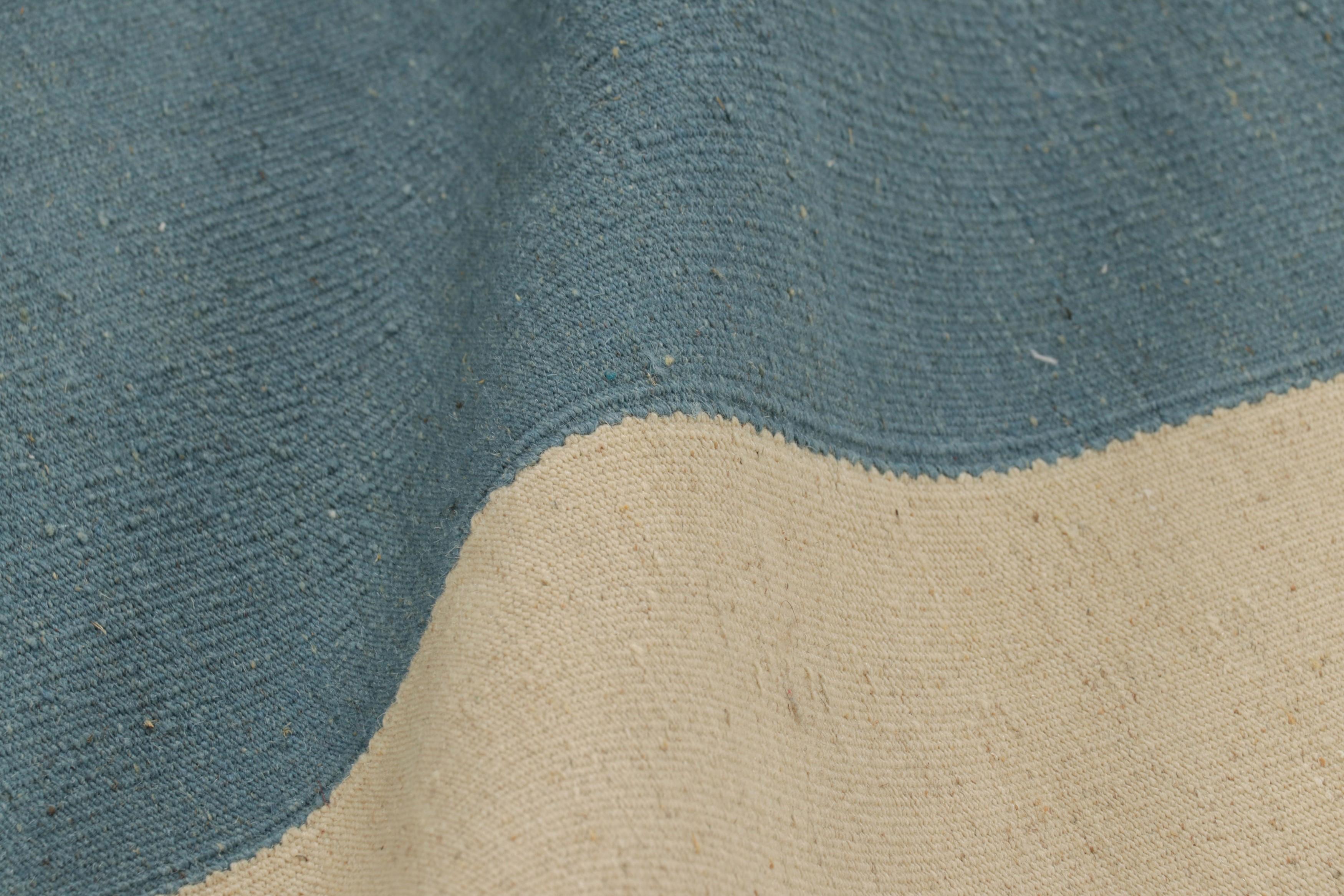 Kilim contemporáneo de Rug & Kilim en tonos beige, azul y gris Lana en venta