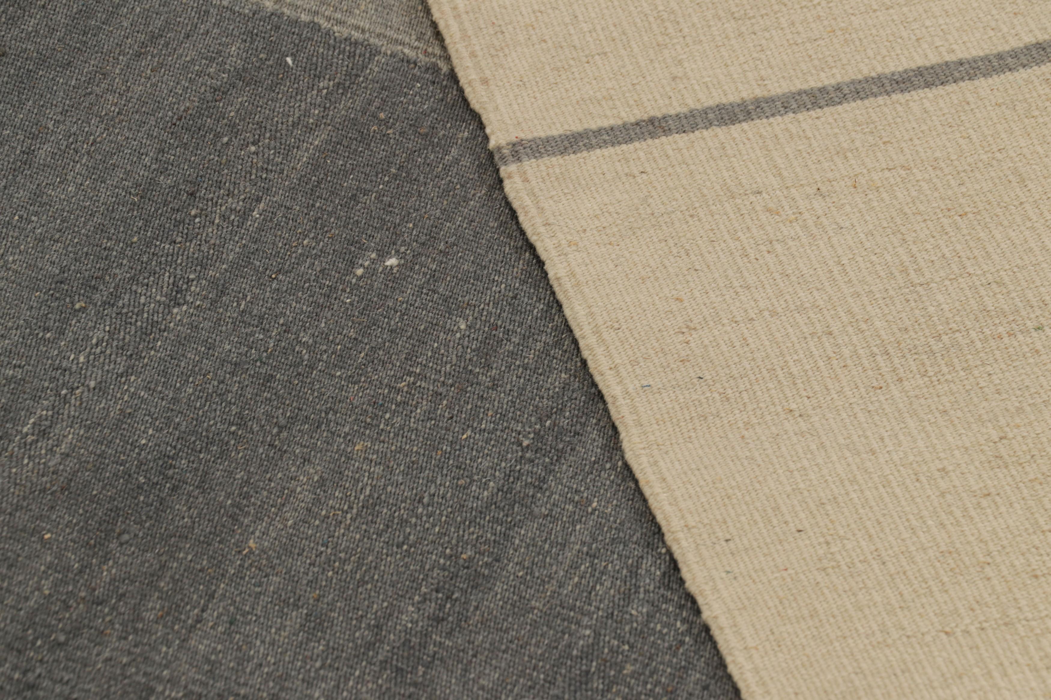 Kilim contemporáneo de Rug & Kilim en tonos beige, azul y gris en venta 1