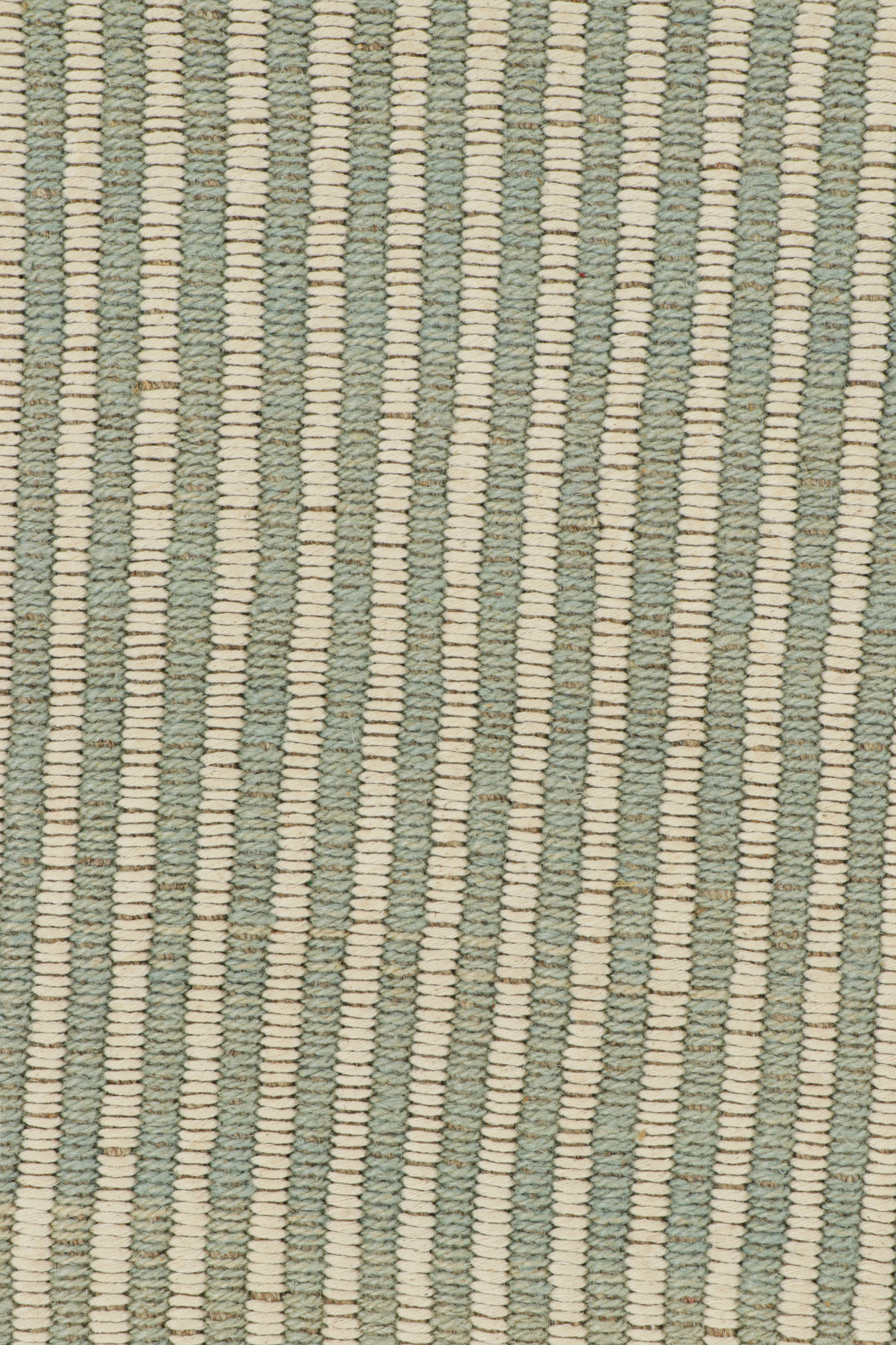 Rug & Kilim's Contemporary Kilim in Beige, Blau und Weiß mit Strukturstreifen (Moderne) im Angebot