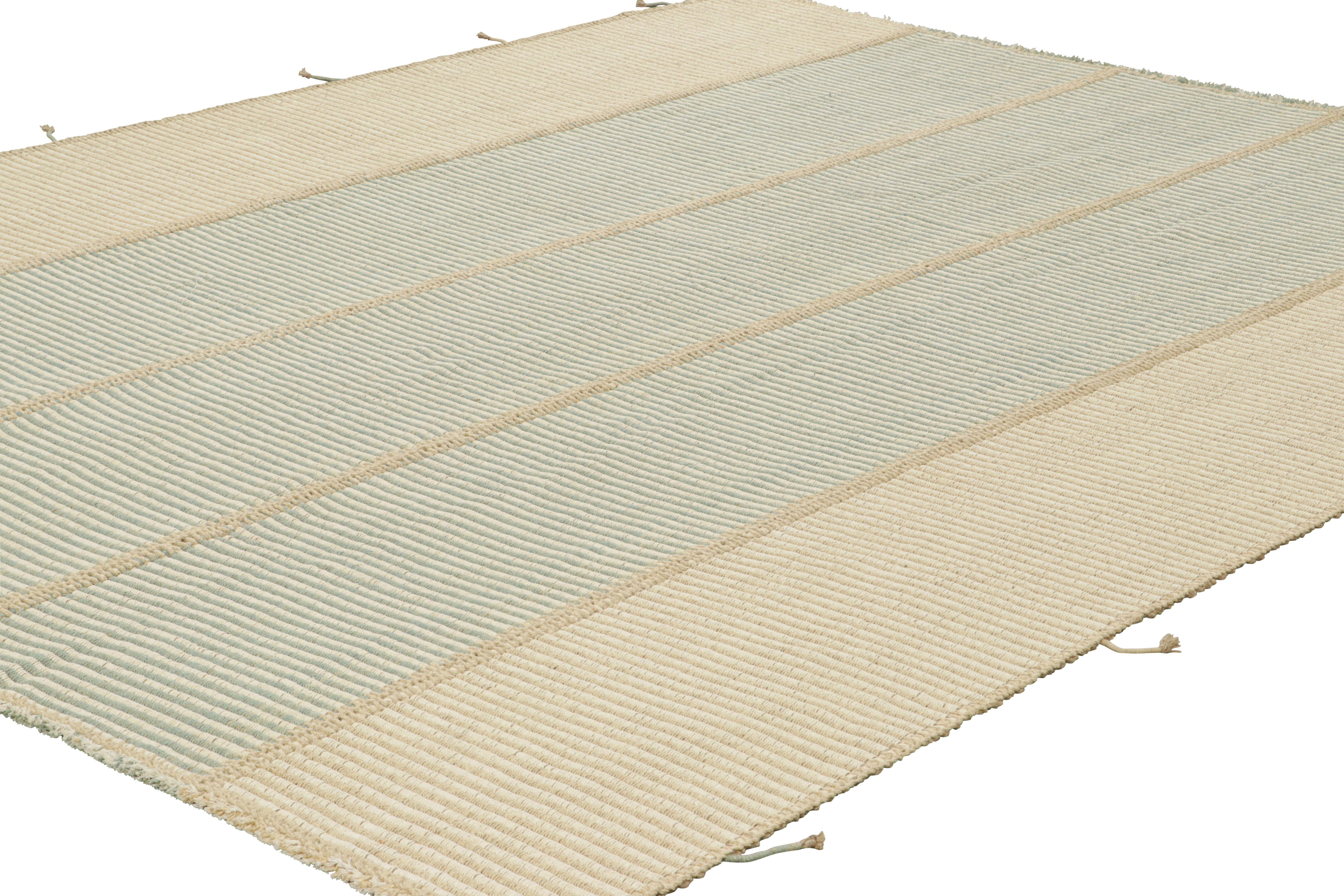 Rug & Kilim's Contemporary Kilim in Beige, Blau und Weiß mit Strukturstreifen (Afghanisch) im Angebot