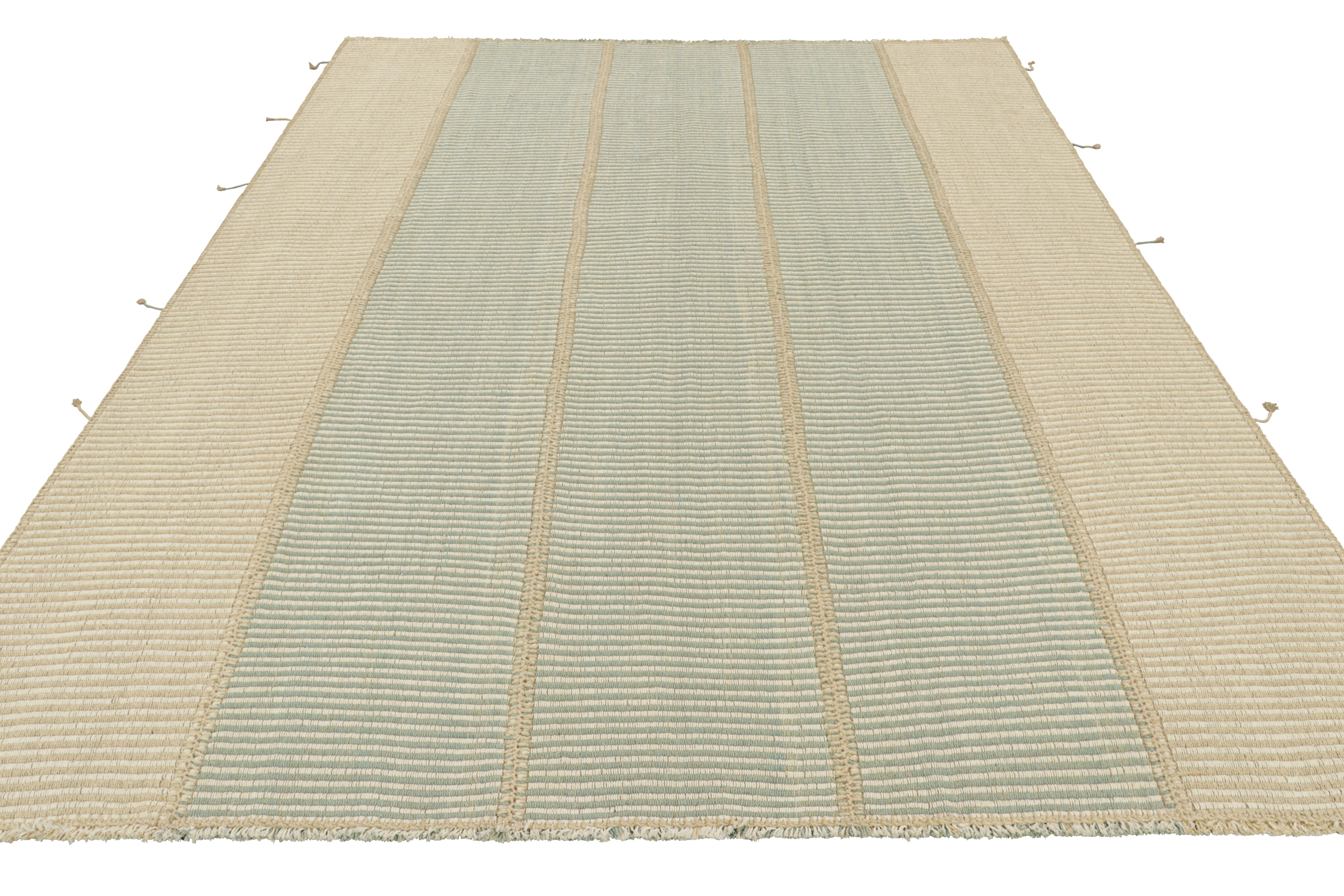 Rug & Kilim's Contemporary Kilim in Beige, Blau und Weiß mit Strukturstreifen (Handgewebt) im Angebot