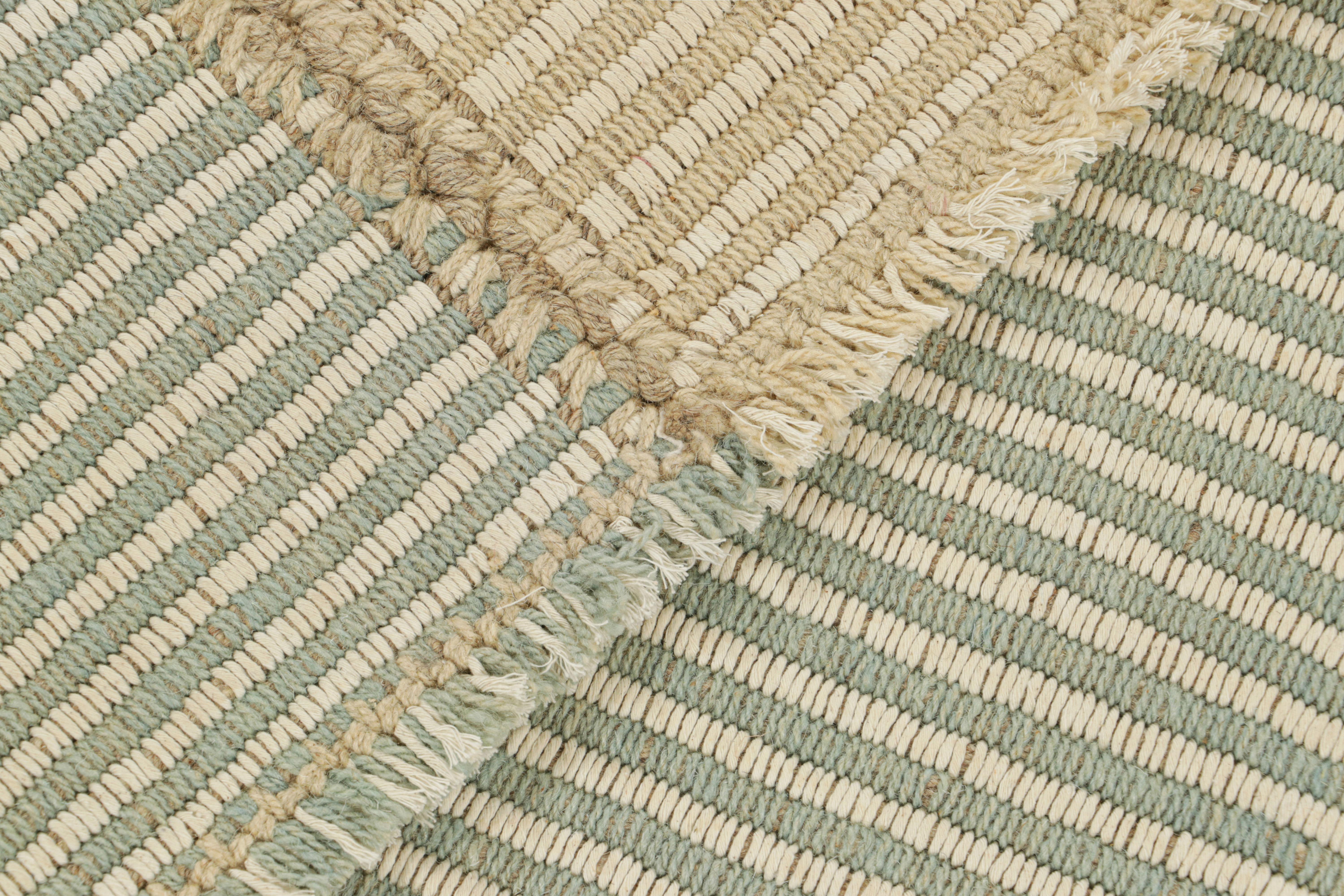 Rug & Kilim's Contemporary Kilim in Beige, Blau und Weiß mit Strukturstreifen (21. Jahrhundert und zeitgenössisch) im Angebot