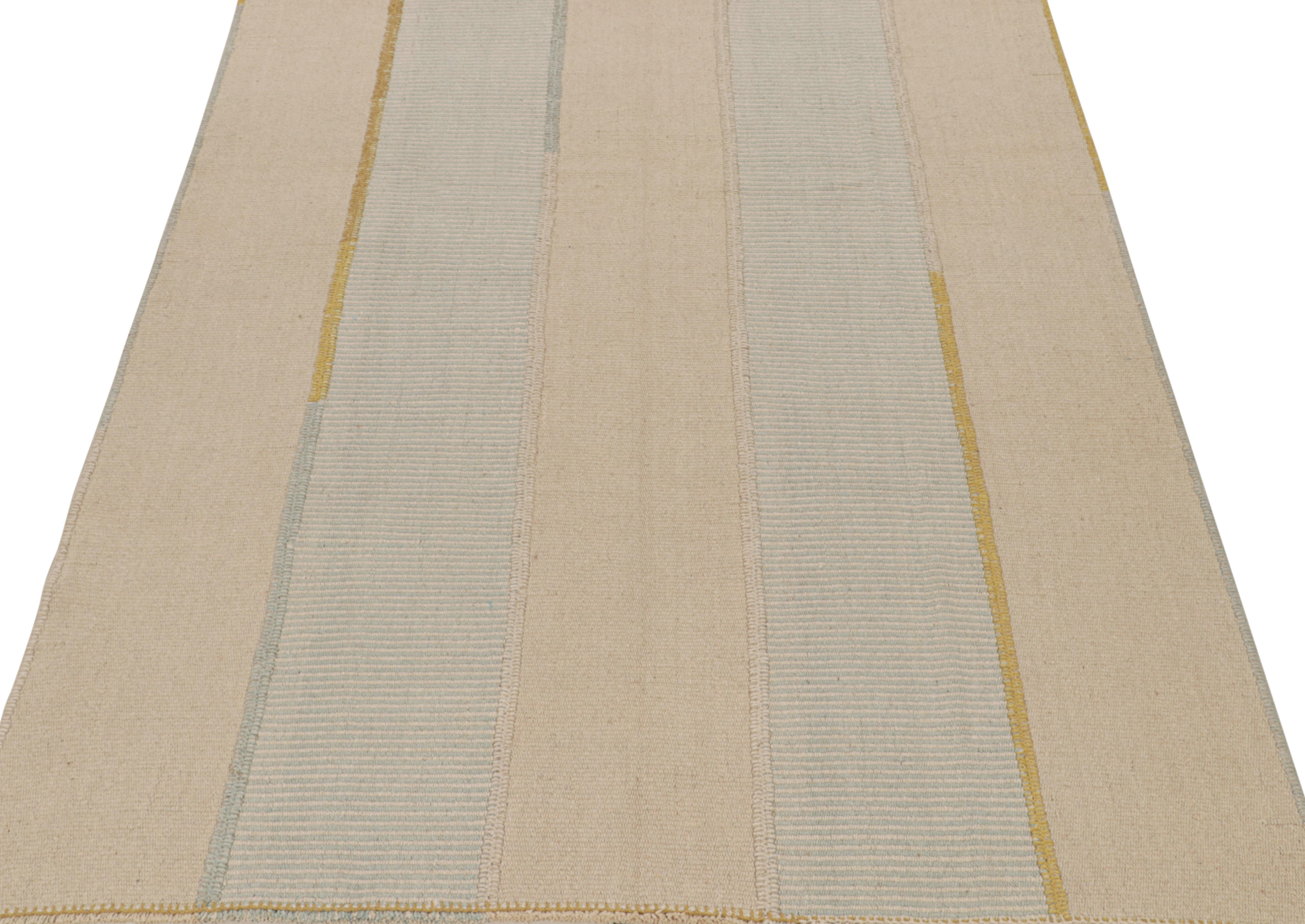 Tissé à la main Rug & Kilim's Contemporary Kilim in Beige, Blue & Gold Stripes (Kilim contemporain en beige, bleu et or) en vente