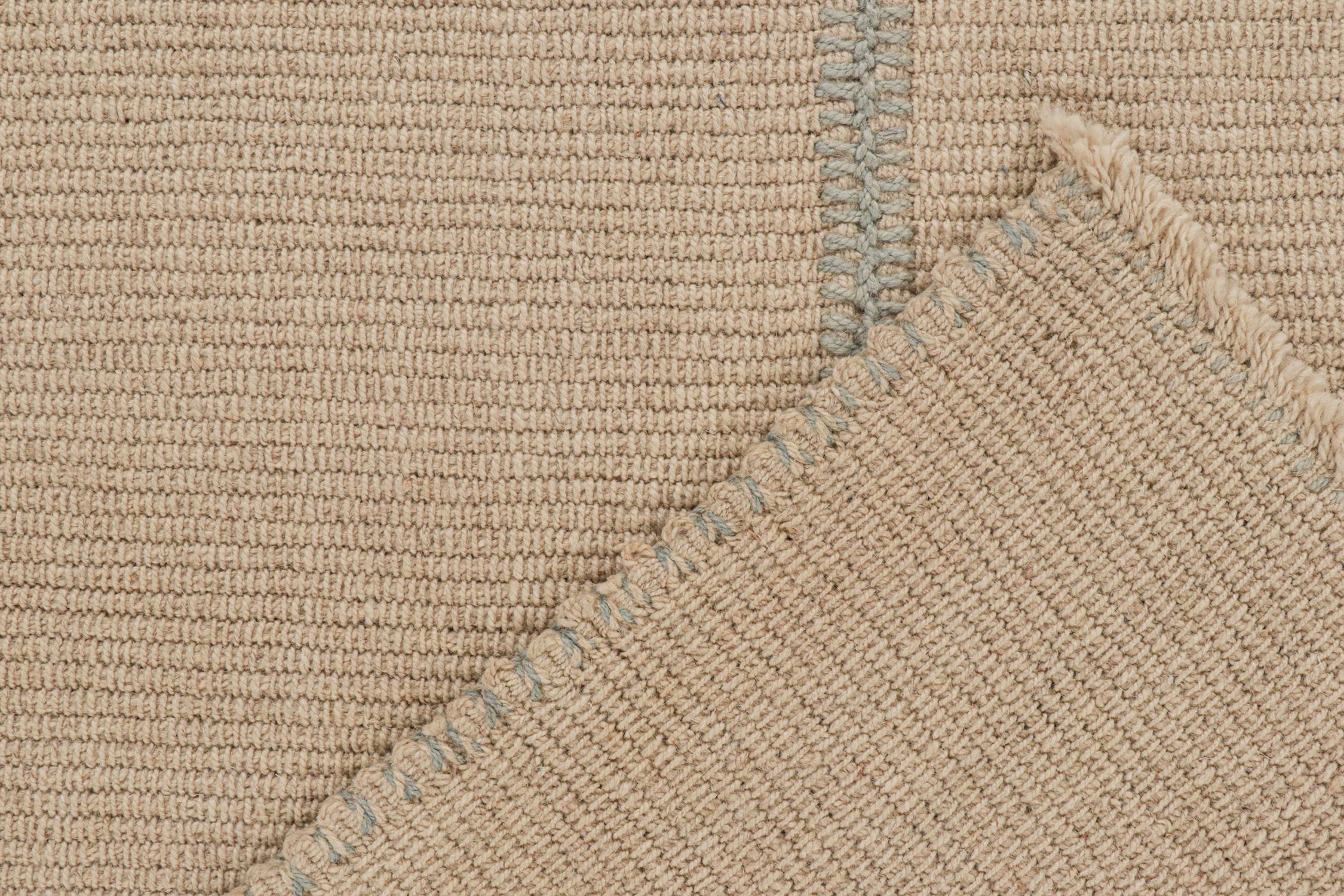 XXIe siècle et contemporain Kilim contemporain de Rug & Kilim en beige, rayures bleues et accents blanc cassé en vente