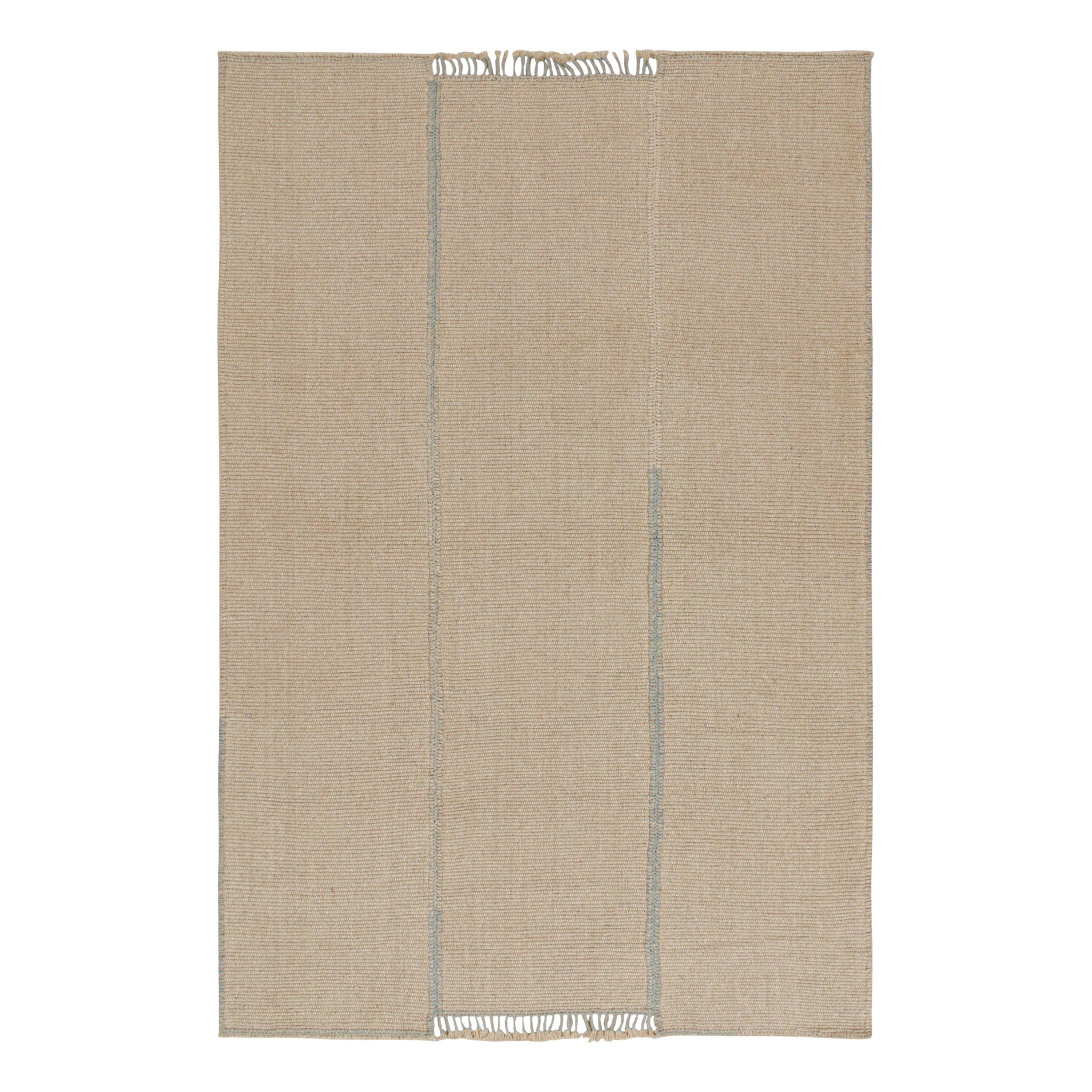 Rug & Kilim è un kilim contemporaneo in beige, con strisce blu e accenti bianco sporco. in vendita