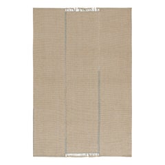Rug & Kilim è un kilim contemporaneo in beige, con strisce blu e accenti bianco sporco.