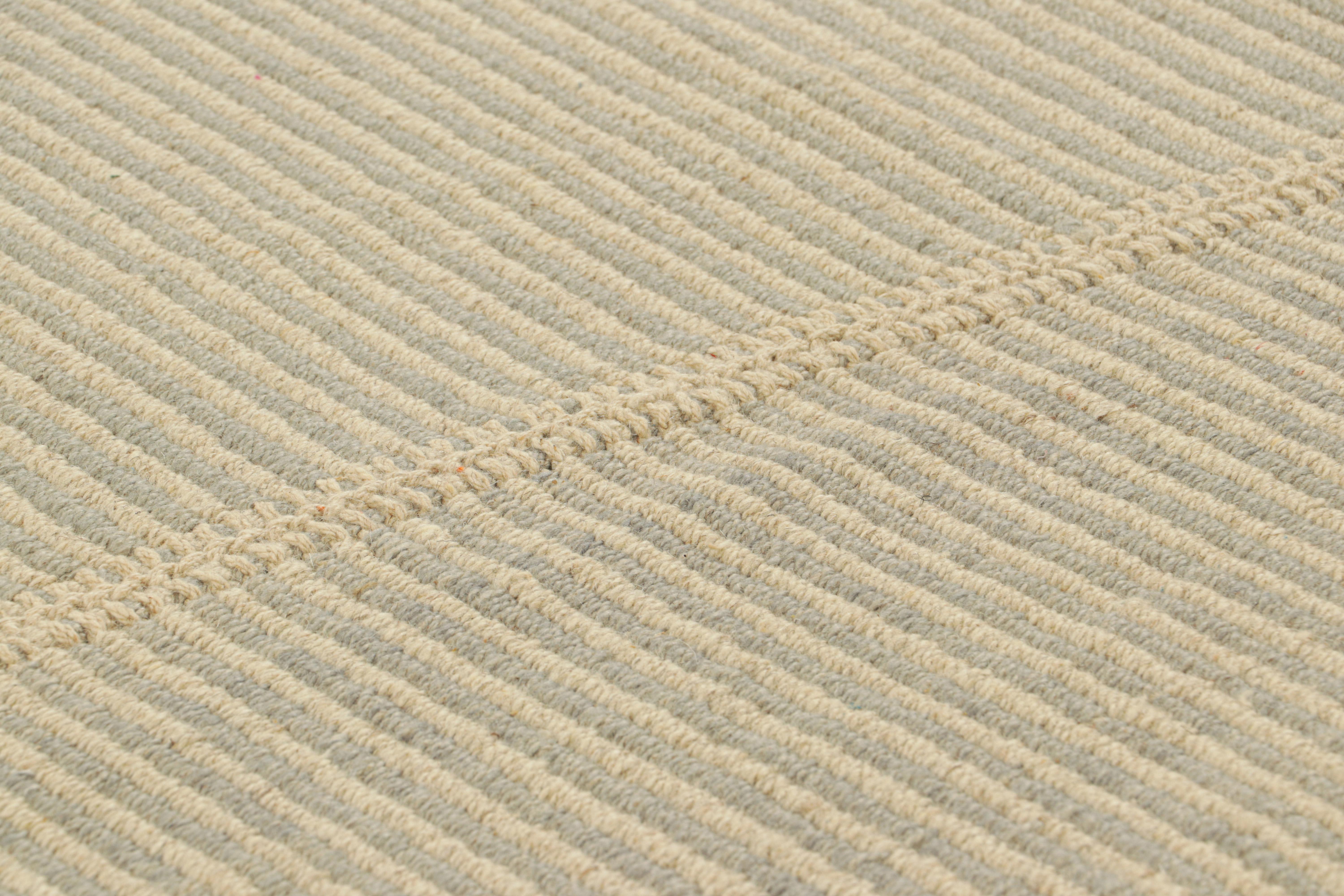 Handgewebte Wolle, ein 10x13-Kilim-Design aus einer originellen neuen zeitgenössischen Flachgewebe-Kollektion von Rug & Kilim.

Über das Design: 

Diese liebevoll Rez Kilims