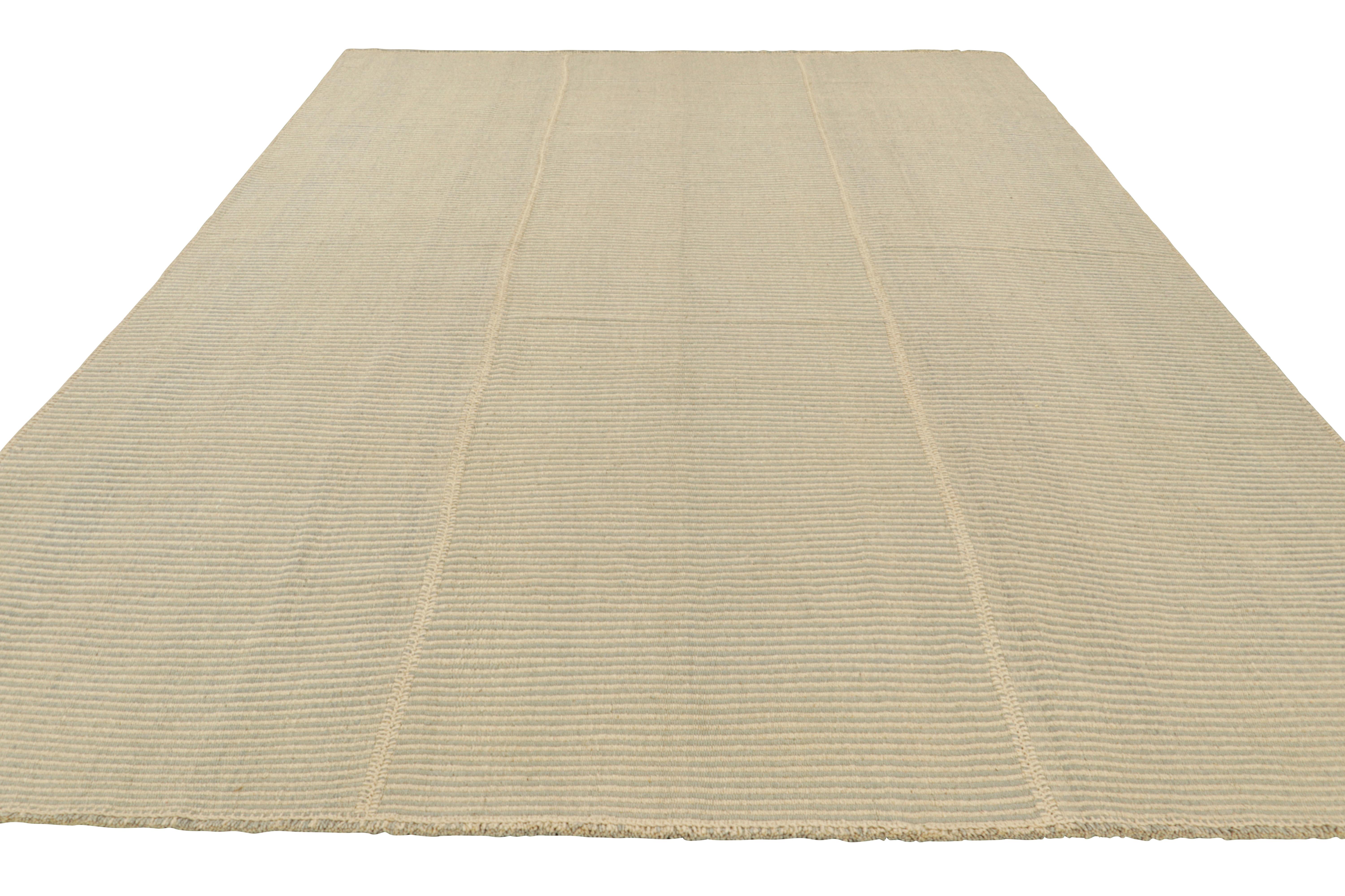 Tissé à la main Rug & Kilim's Contemporary Kilim in Beige-Brown Textural Stripes (Kilim contemporain à rayures texturées beige et marron) en vente