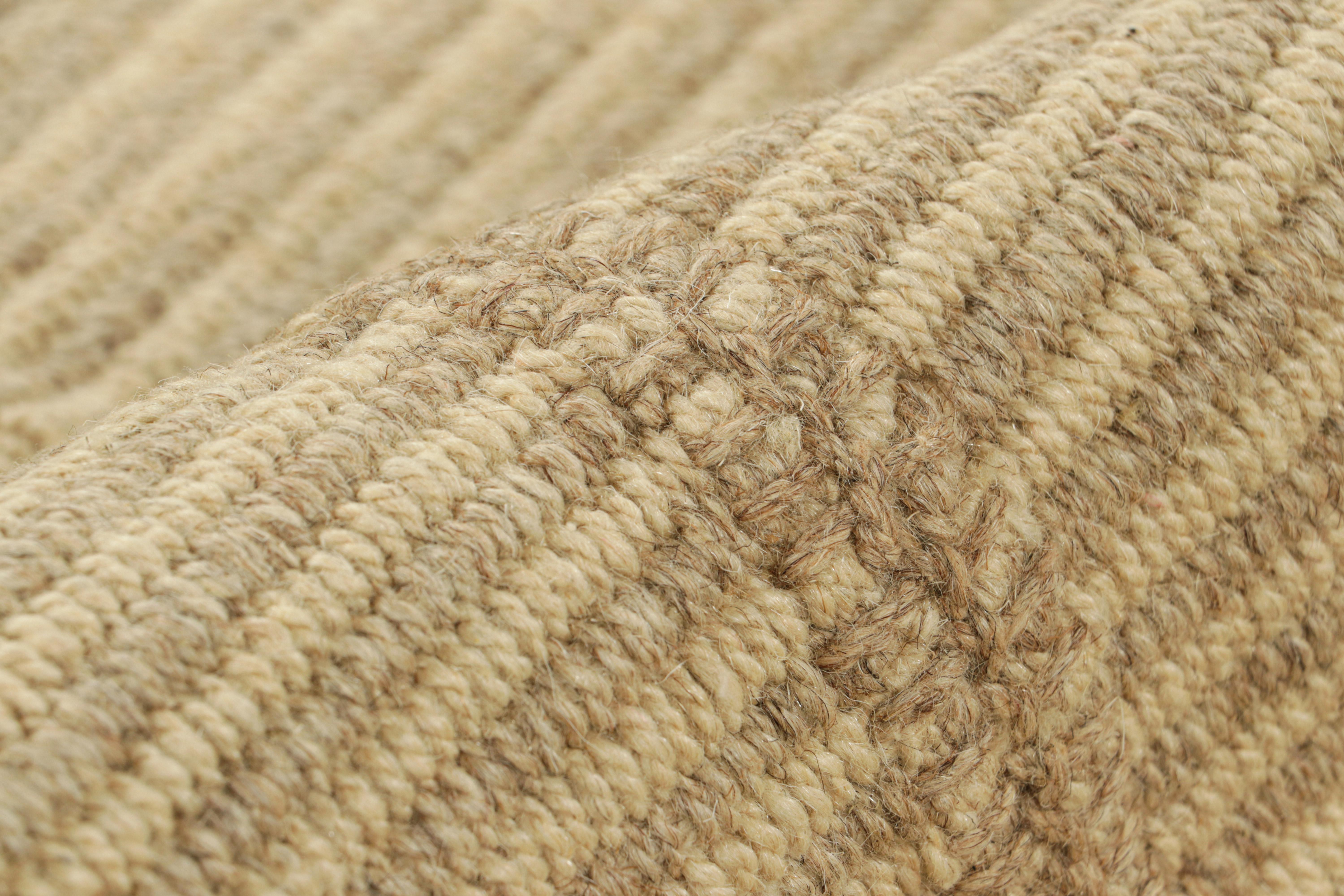 Kilim contemporáneo de Rug & Kilim en rayas de textura beige-marrón Siglo XXI y contemporáneo en venta