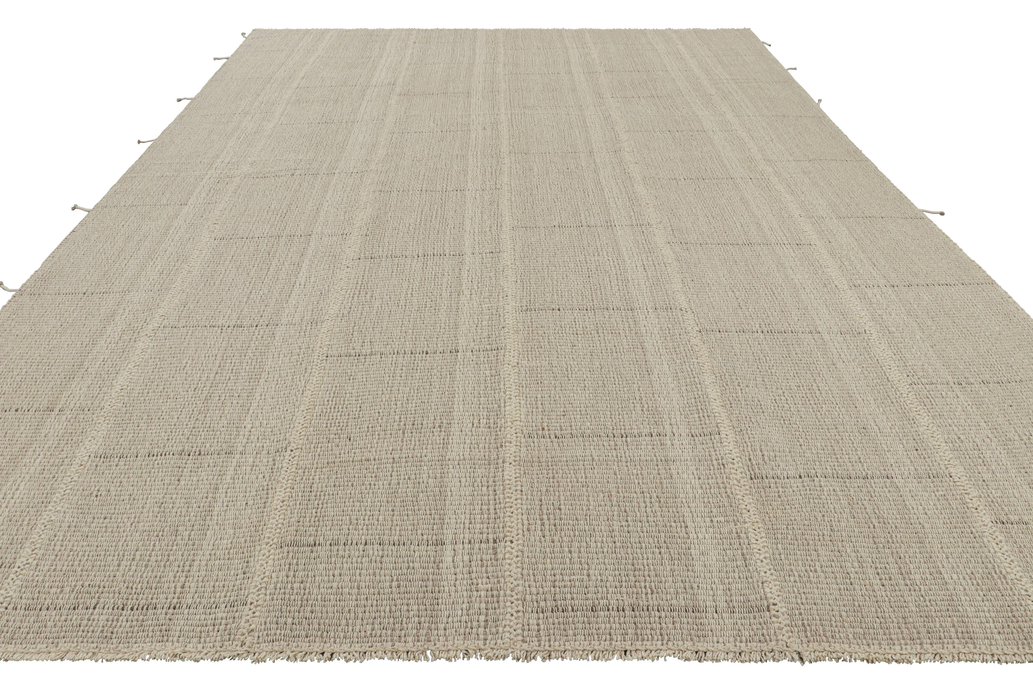 Rug & Kilim's Contemporary Kilim in Beige-Braun mit Strukturstreifen und weißen Akzenten (Handgeknüpft) im Angebot