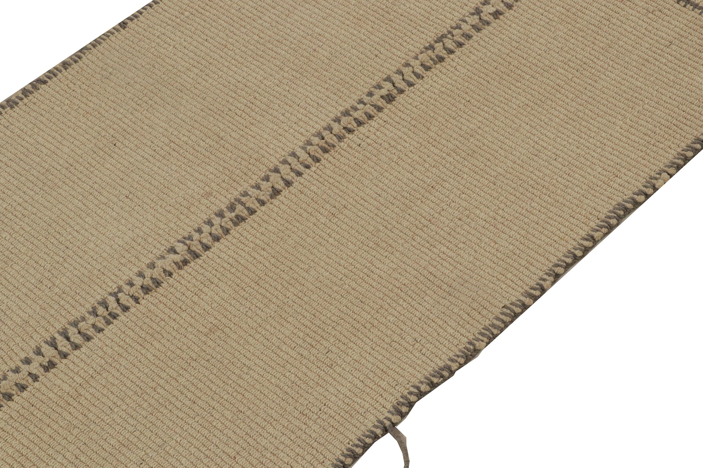 Kilim contemporáneo de Rug & Kilim en beige-marrón con toques grises Anudado a mano en venta