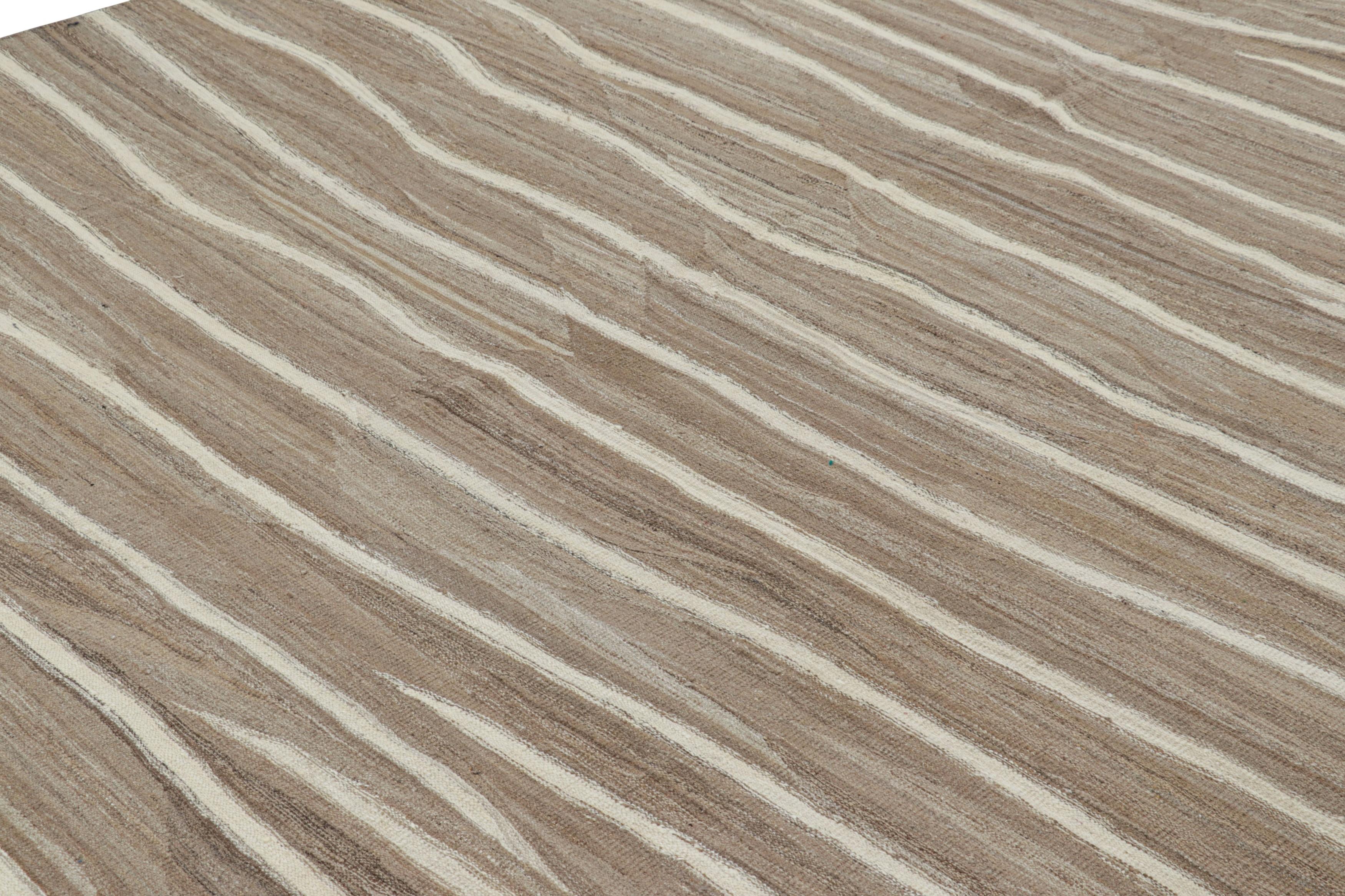 Dieser 9x12 große zeitgenössische Kelim aus handgewebter Wolle ist eine reiche und aufregende neue Ergänzung zu den KIlim & Flat Weave und Modern Collection'S von Rug & Kilim.

Über das Design:

Dieser Teppich hat einen organischen Sinn für