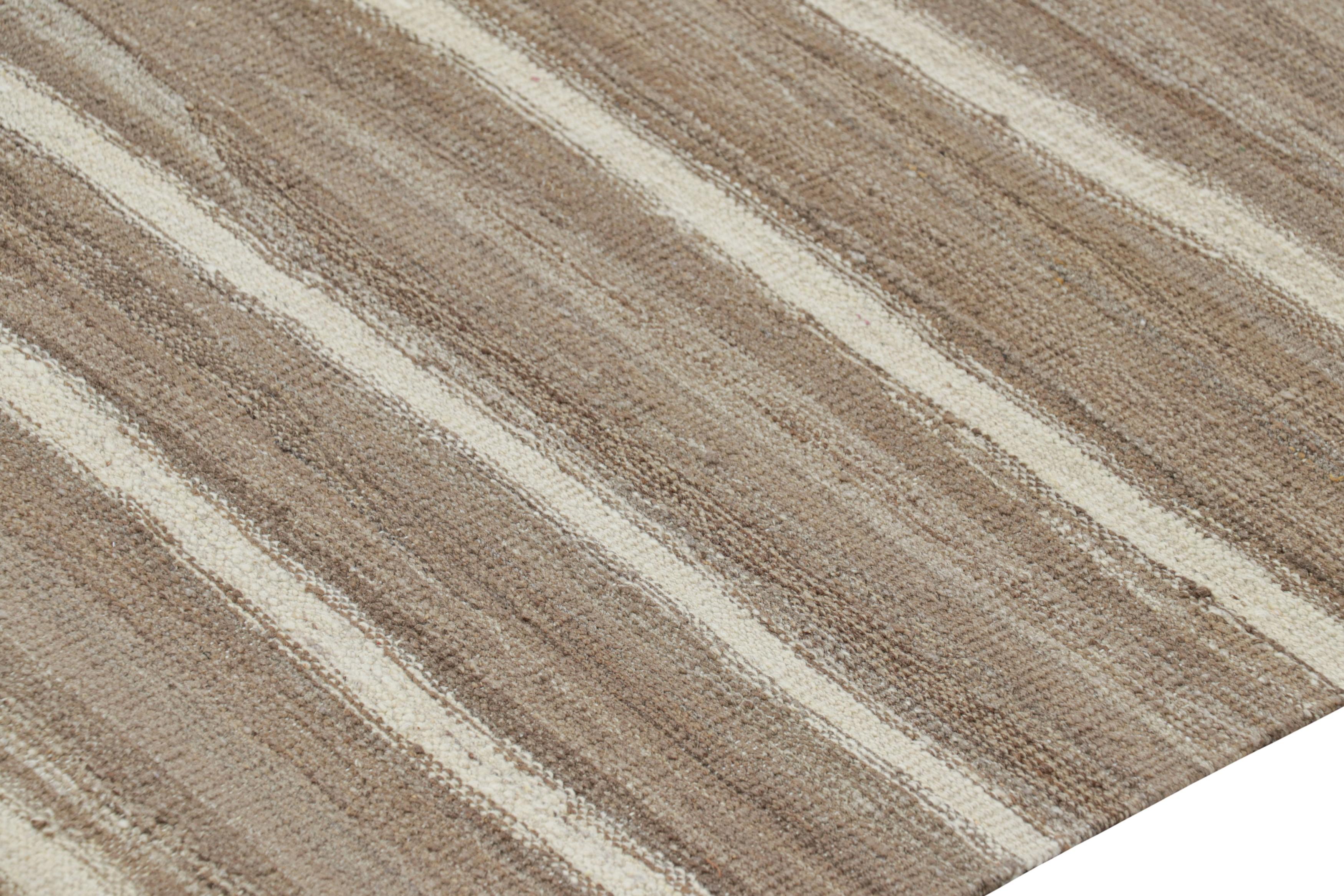 Rug & Kilim's Contemporary Kilim in Beige-Braun mit weißen Streifen (Moderne) im Angebot