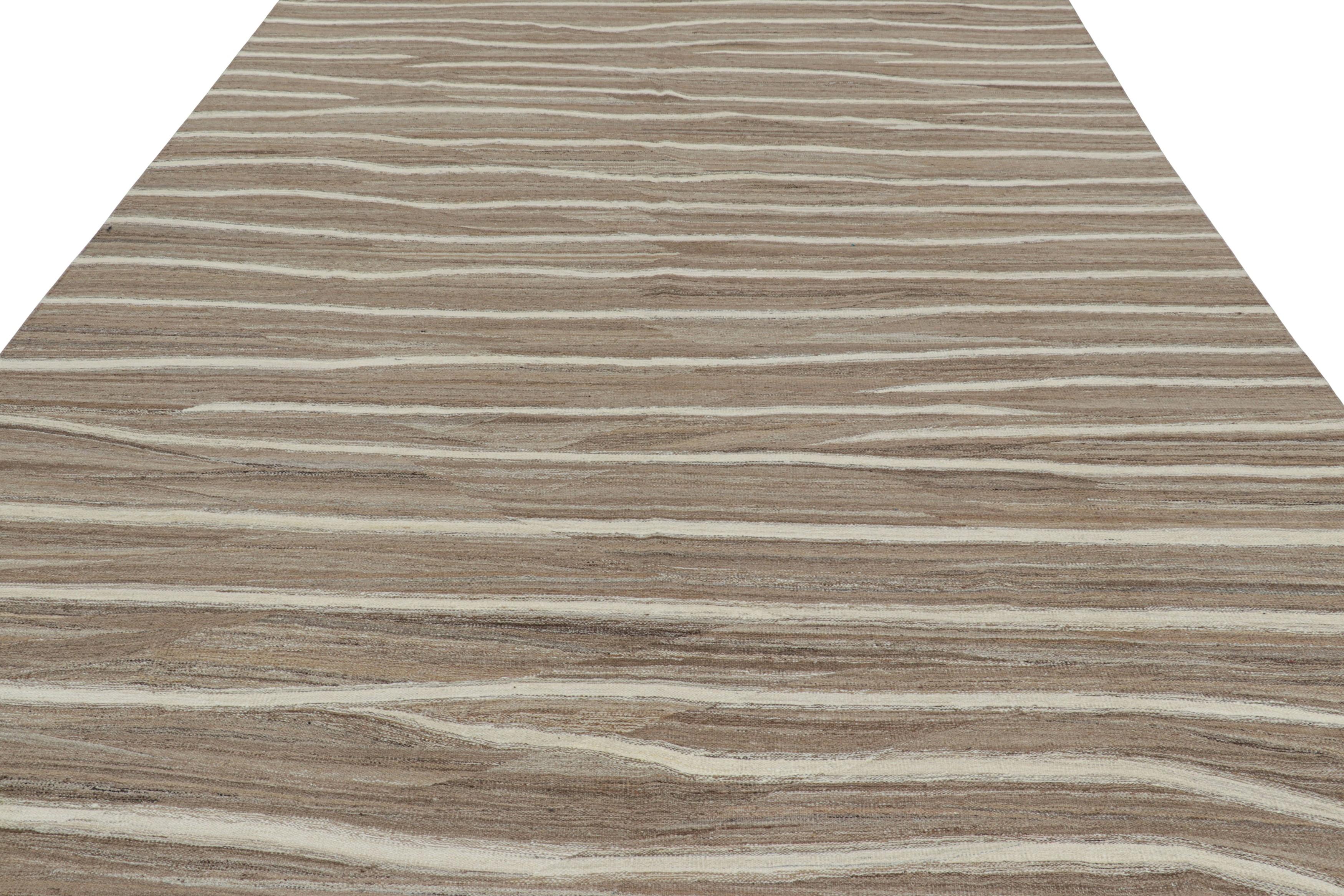 Rug & Kilim's Contemporary Kilim in Beige-Braun mit weißen Streifen (Afghanisch) im Angebot