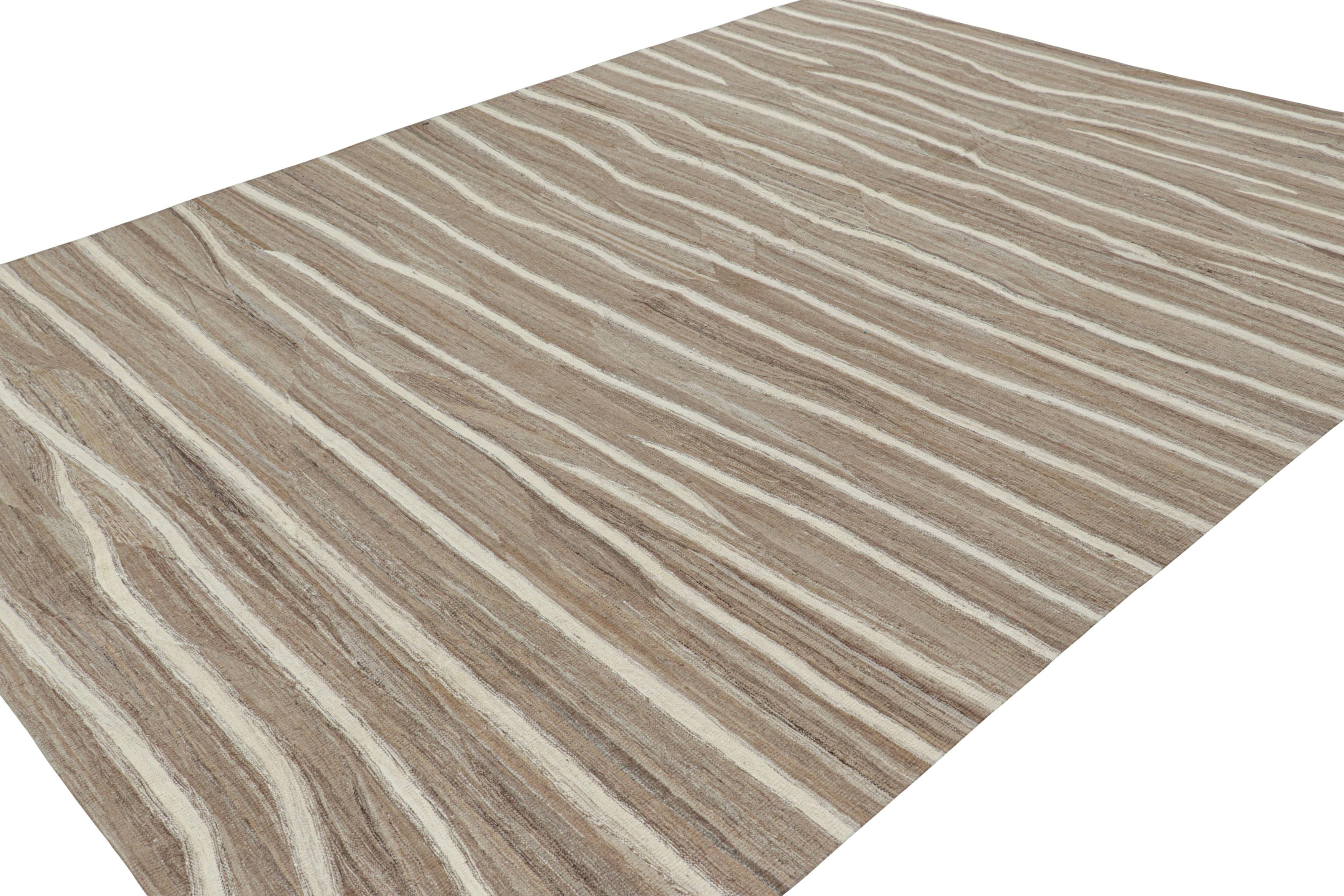 Rug & Kilim's Contemporary Kilim in Beige-Braun mit weißen Streifen (Handgewebt) im Angebot