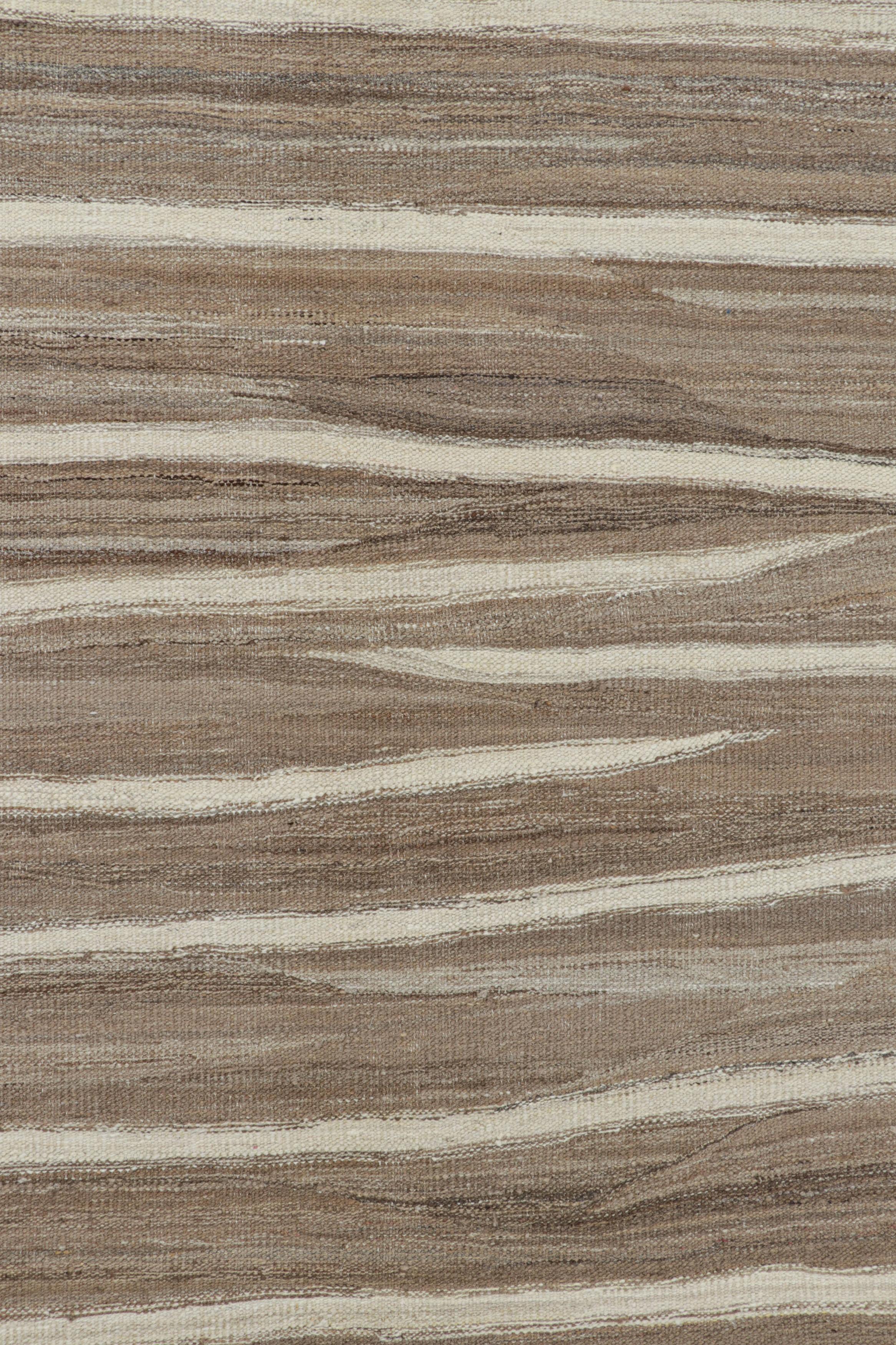 Rug & Kilim's Contemporary Kilim in Beige-Braun mit weißen Streifen im Zustand „Neu“ im Angebot in Long Island City, NY