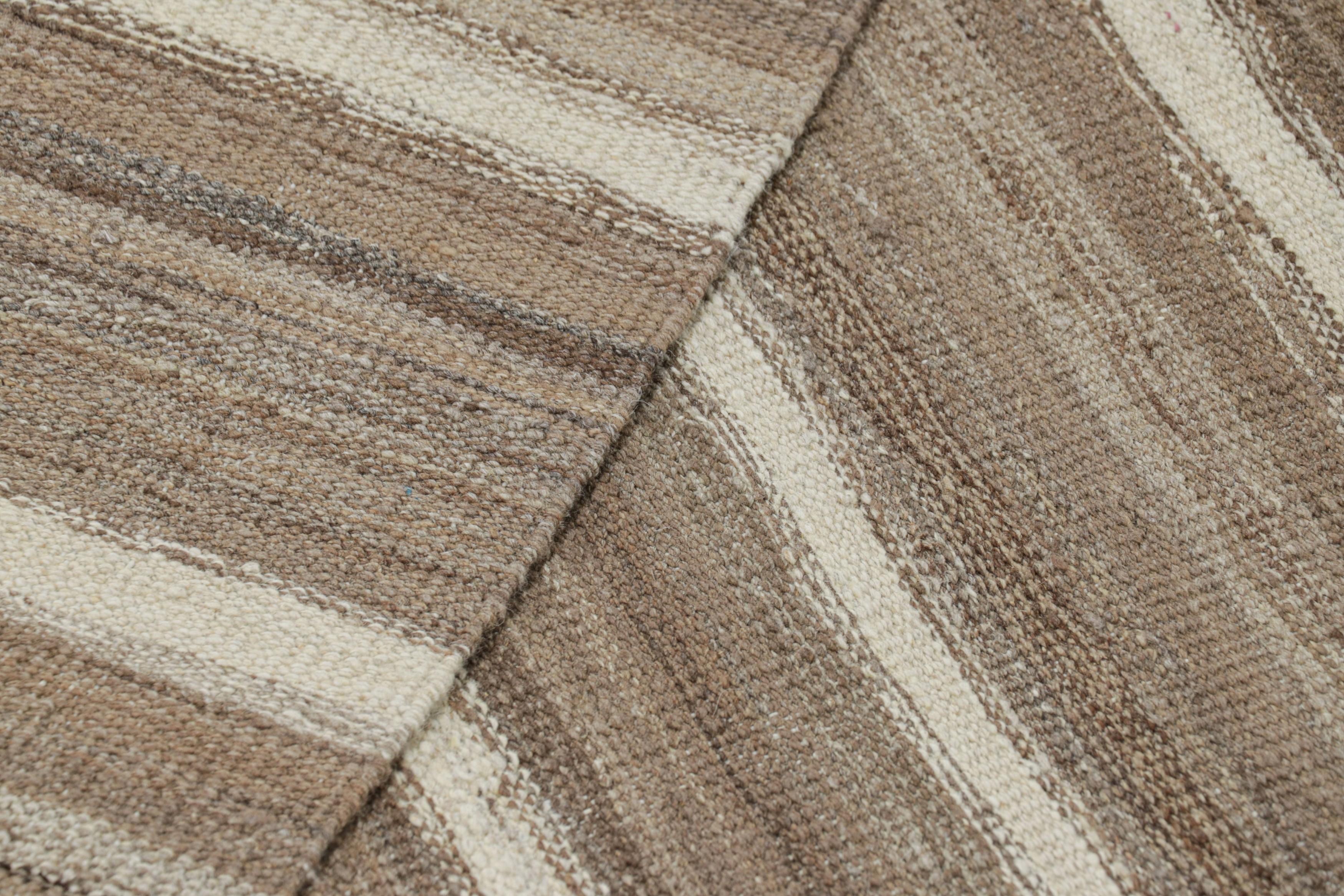 Kilim contemporáneo de Rug & Kilim en beige-marrón con rayas blancas Siglo XXI y contemporáneo en venta