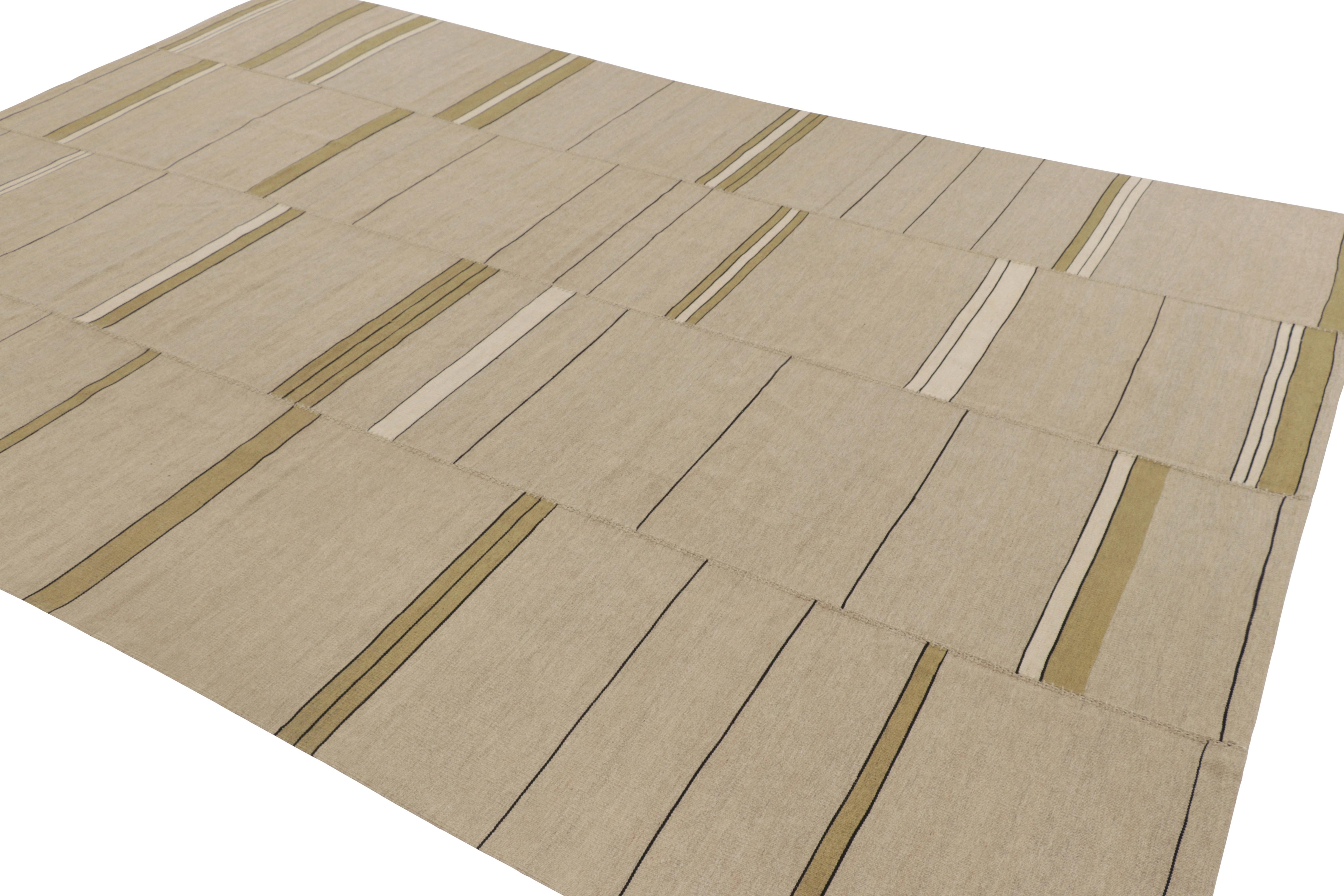 Tissé à la main Rug & Kilim's Contemporary Kilim in Beige, Green and Black Tones (Kilim contemporain dans les tons beige, vert et noir) en vente