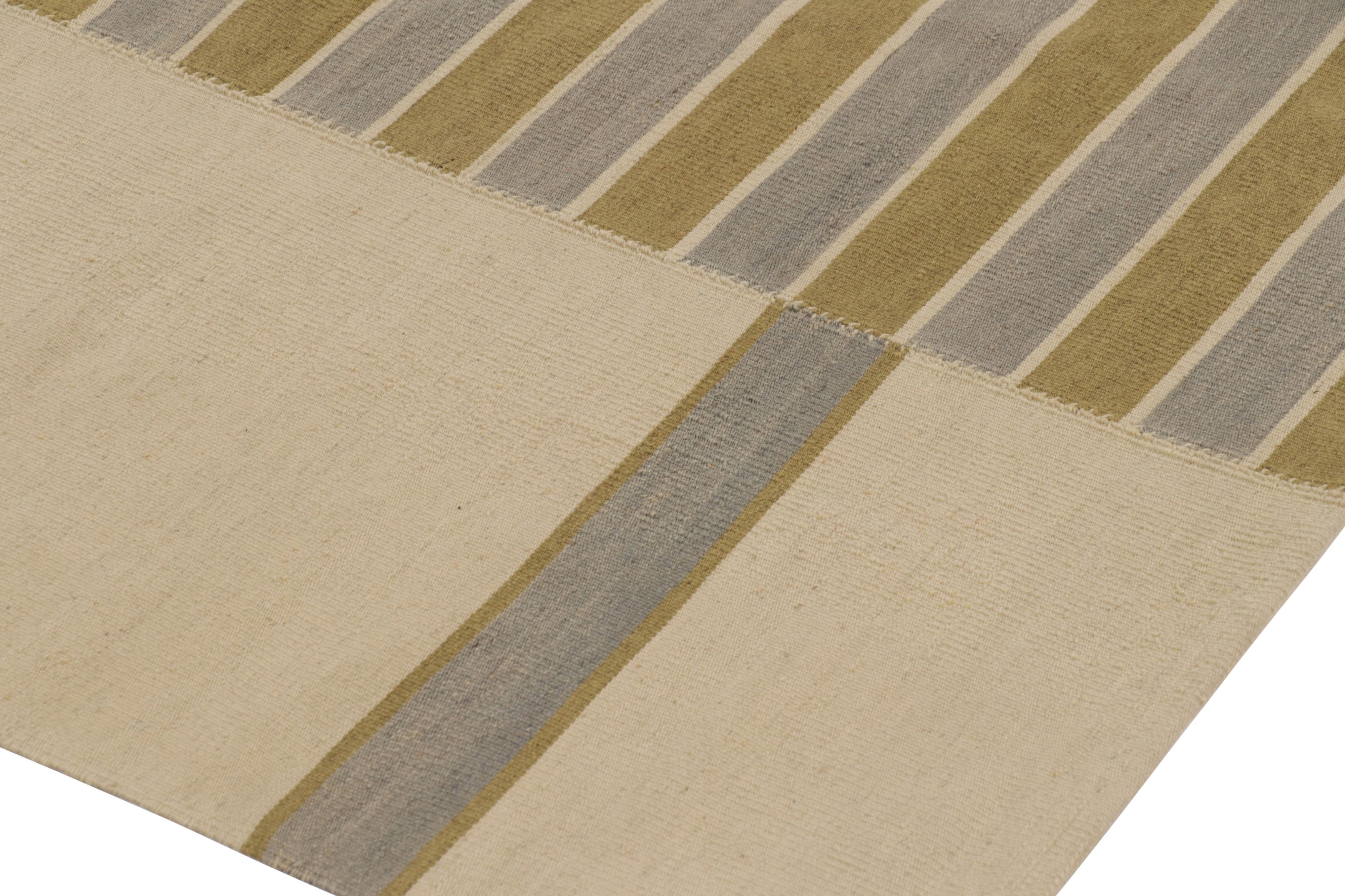 XXIe siècle et contemporain Rug & Kilim's Contemporary Kilim in Beige, Green and Gray Tones (Kilim contemporain dans les tons beige, vert et gris) en vente