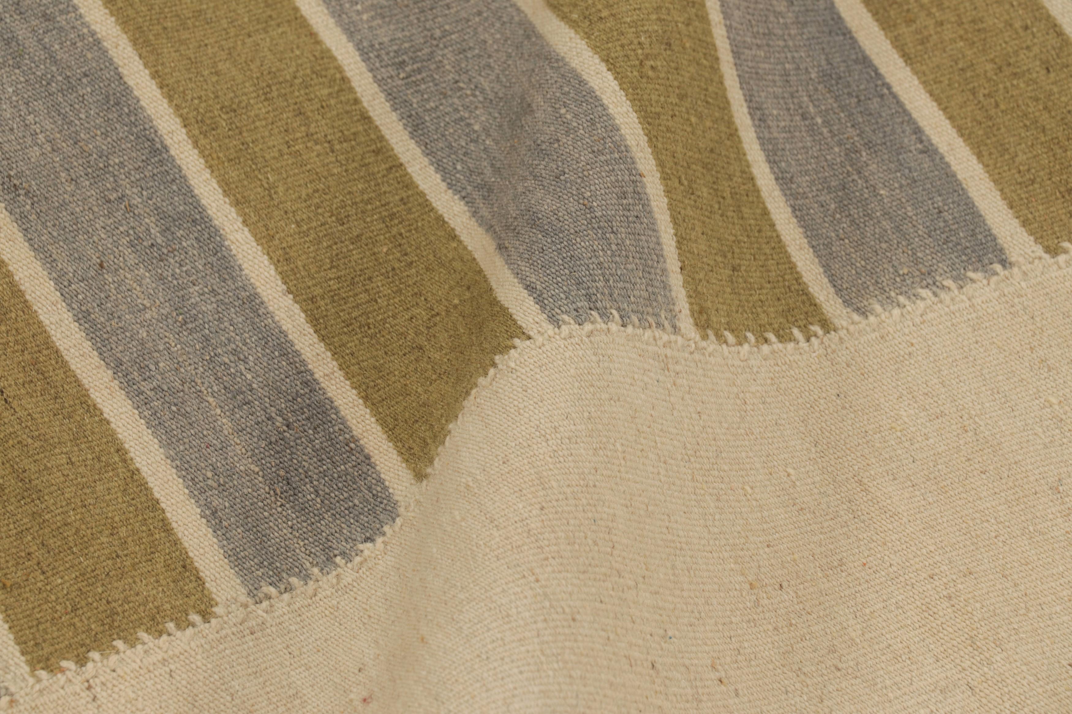 Laine Rug & Kilim's Contemporary Kilim in Beige, Green and Gray Tones (Kilim contemporain dans les tons beige, vert et gris) en vente