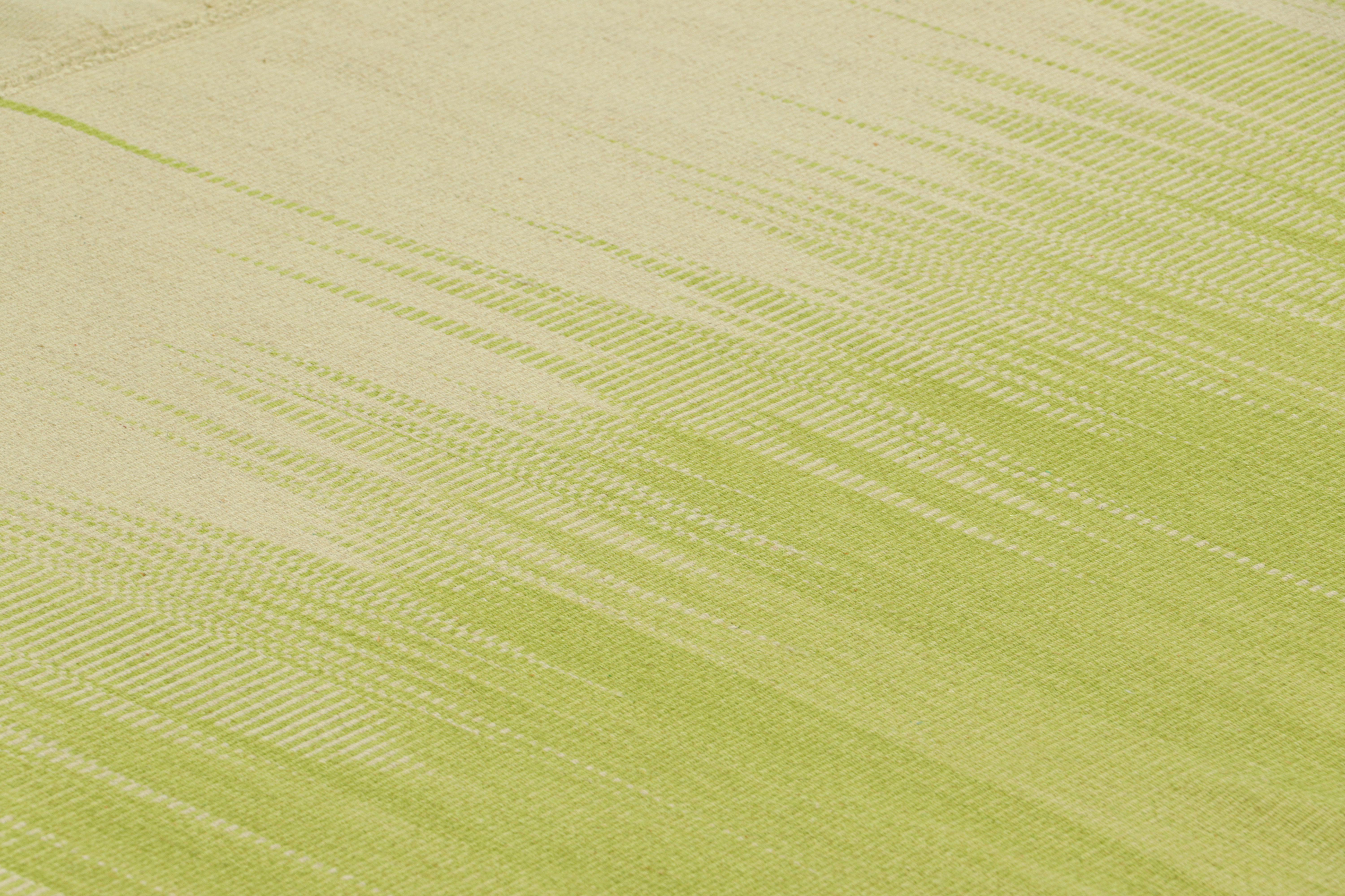 Rug & Kilim's Contemporary Kilim in Beige & Grünen Streifen & Geometrischen Mustern (Moderne) im Angebot