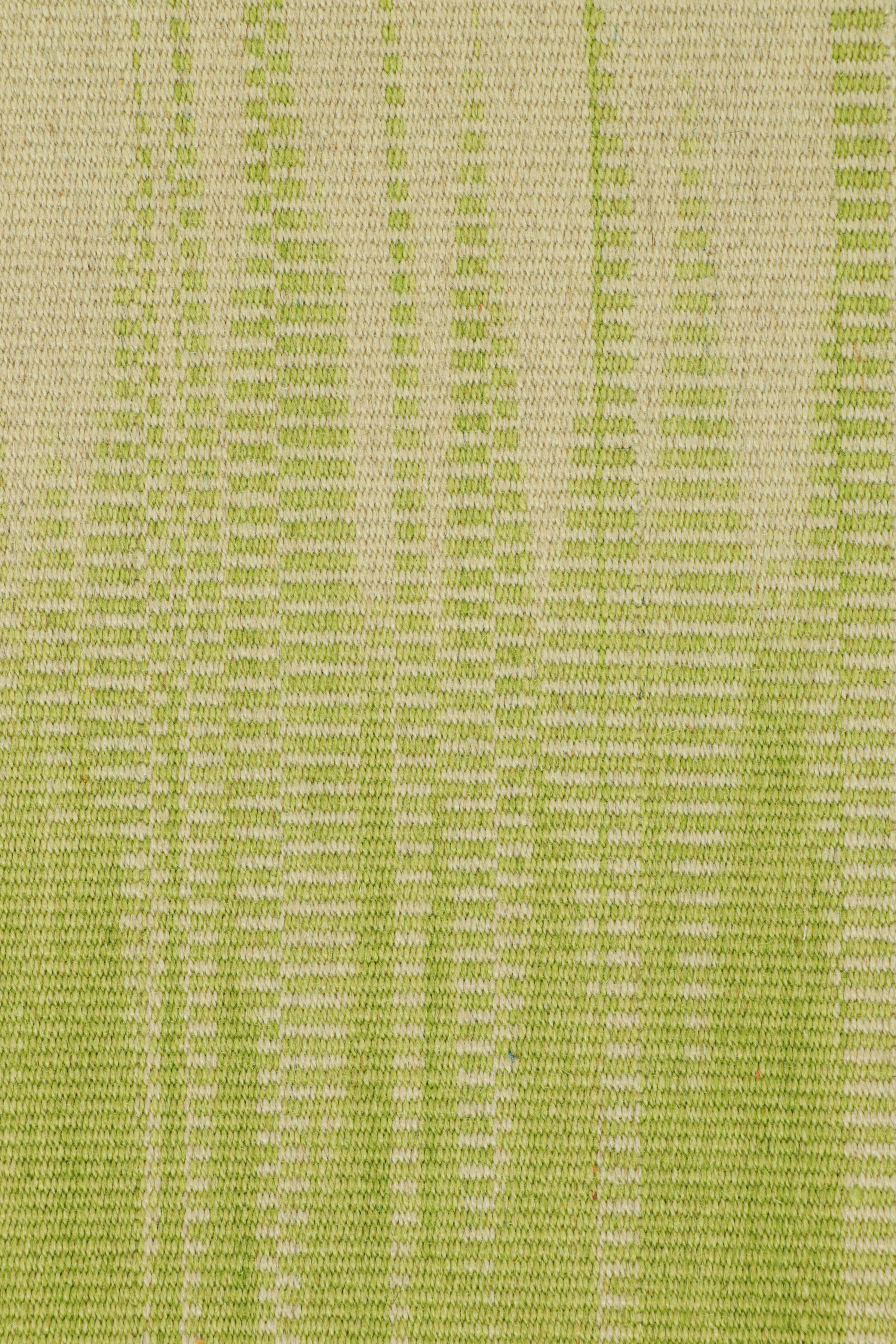 Kilim contemporáneo de Rug & Kilim en rayas beige y verdes y motivos geométricos Turco en venta