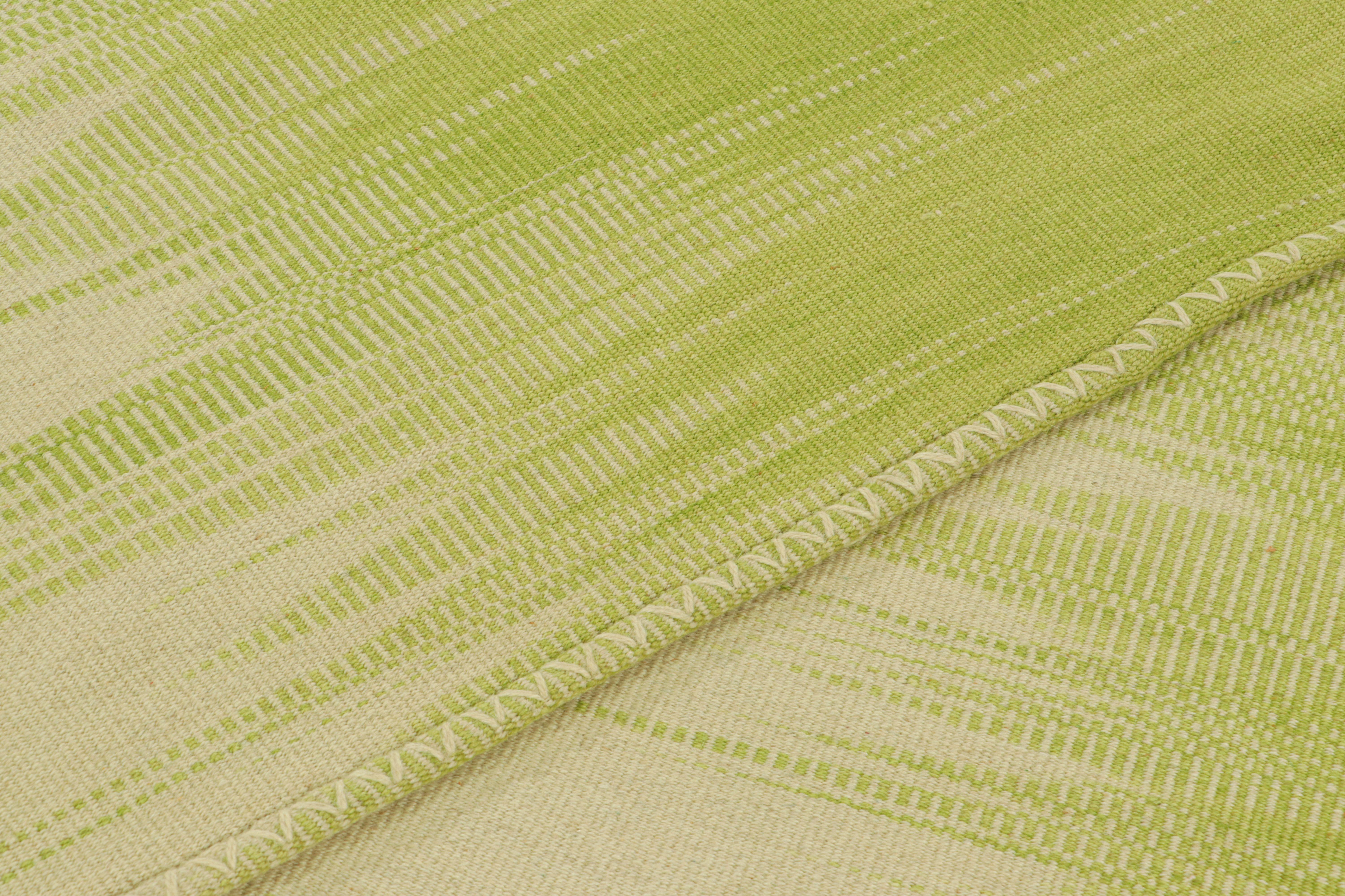 Rug & Kilim's Contemporary Kilim in Beige & Grünen Streifen & Geometrischen Mustern (21. Jahrhundert und zeitgenössisch) im Angebot