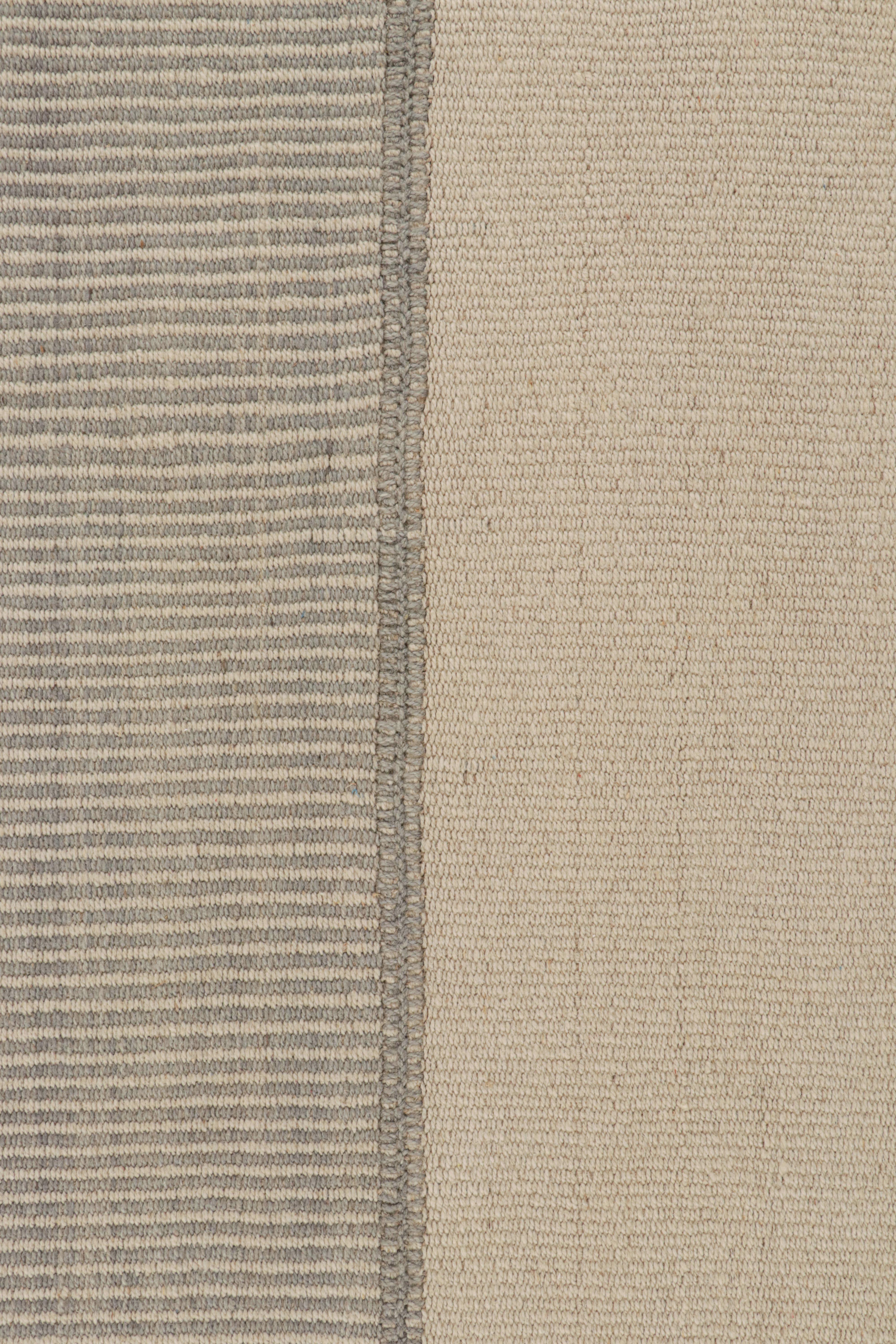 Moderne Rug & Kilim's Contemporary Kilim in Beige & Grey Stripes (Kilim contemporain à rayures beiges et grises) en vente