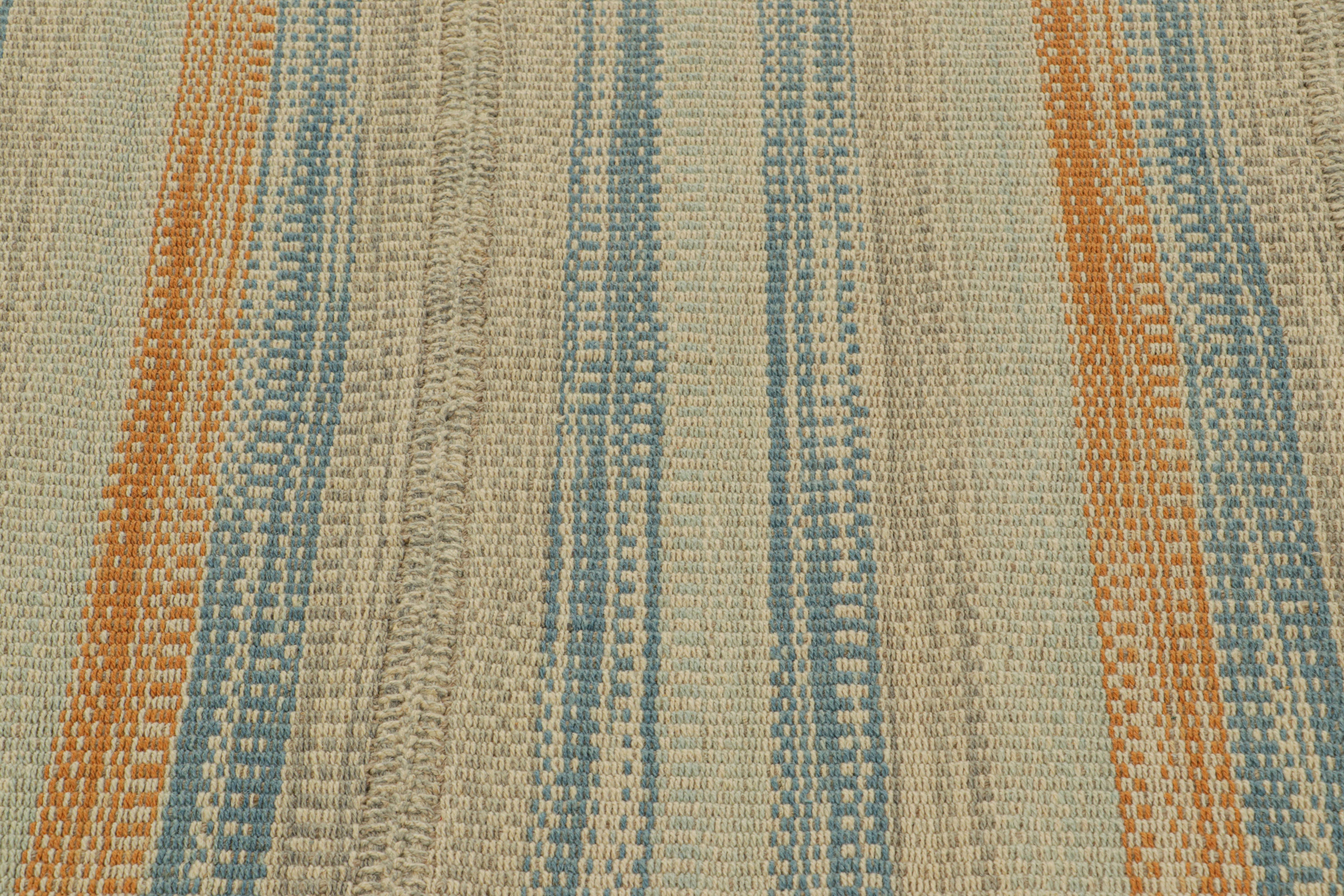 Kilim contemporáneo de Rug & Kilim en rayas texturadas beige, óxido y azul Moderno en venta