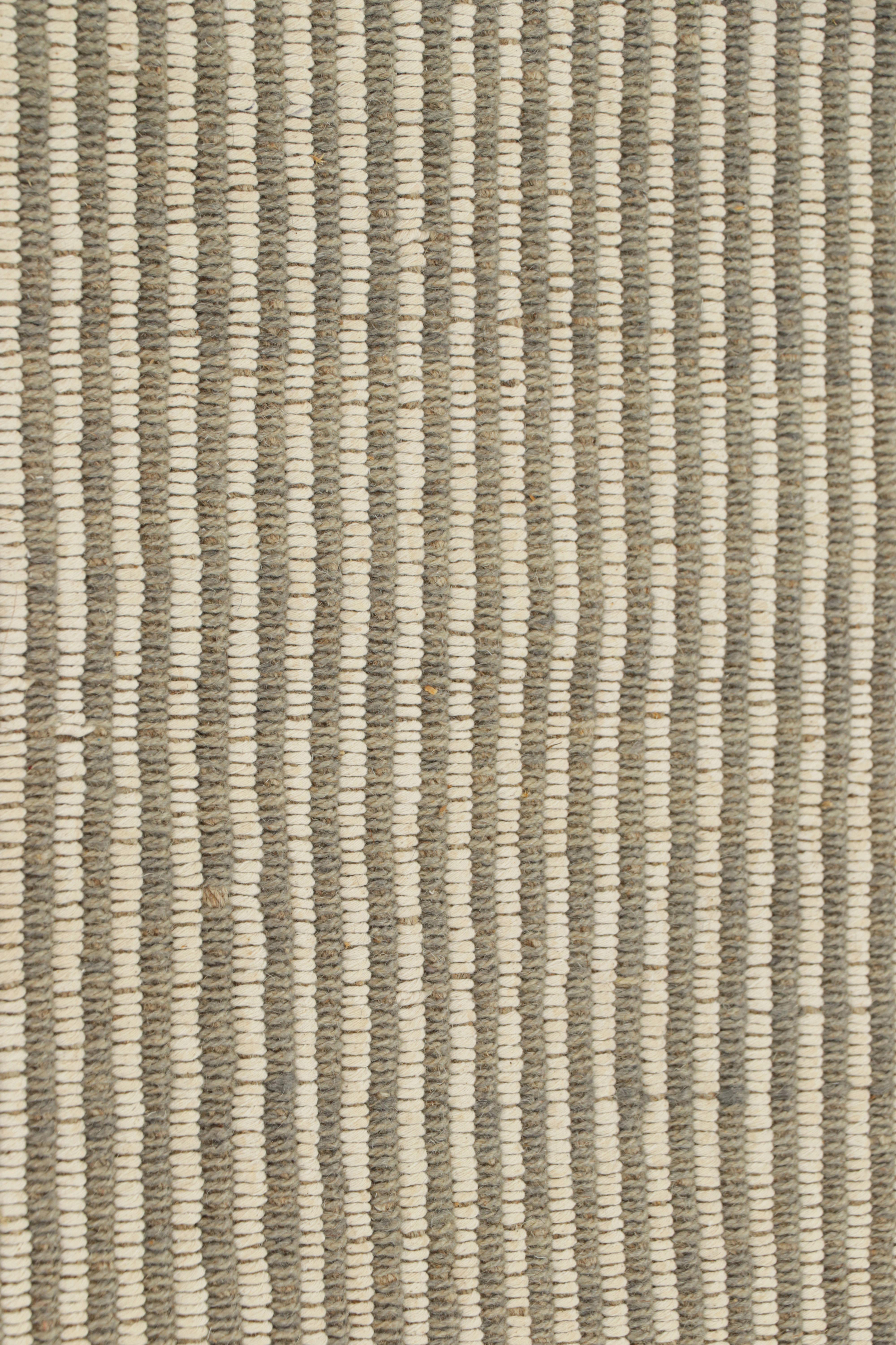 Rug & Kilim's Contemporary Kilim in Beige, Weiß und Grauen Strukturstreifen (Moderne) im Angebot