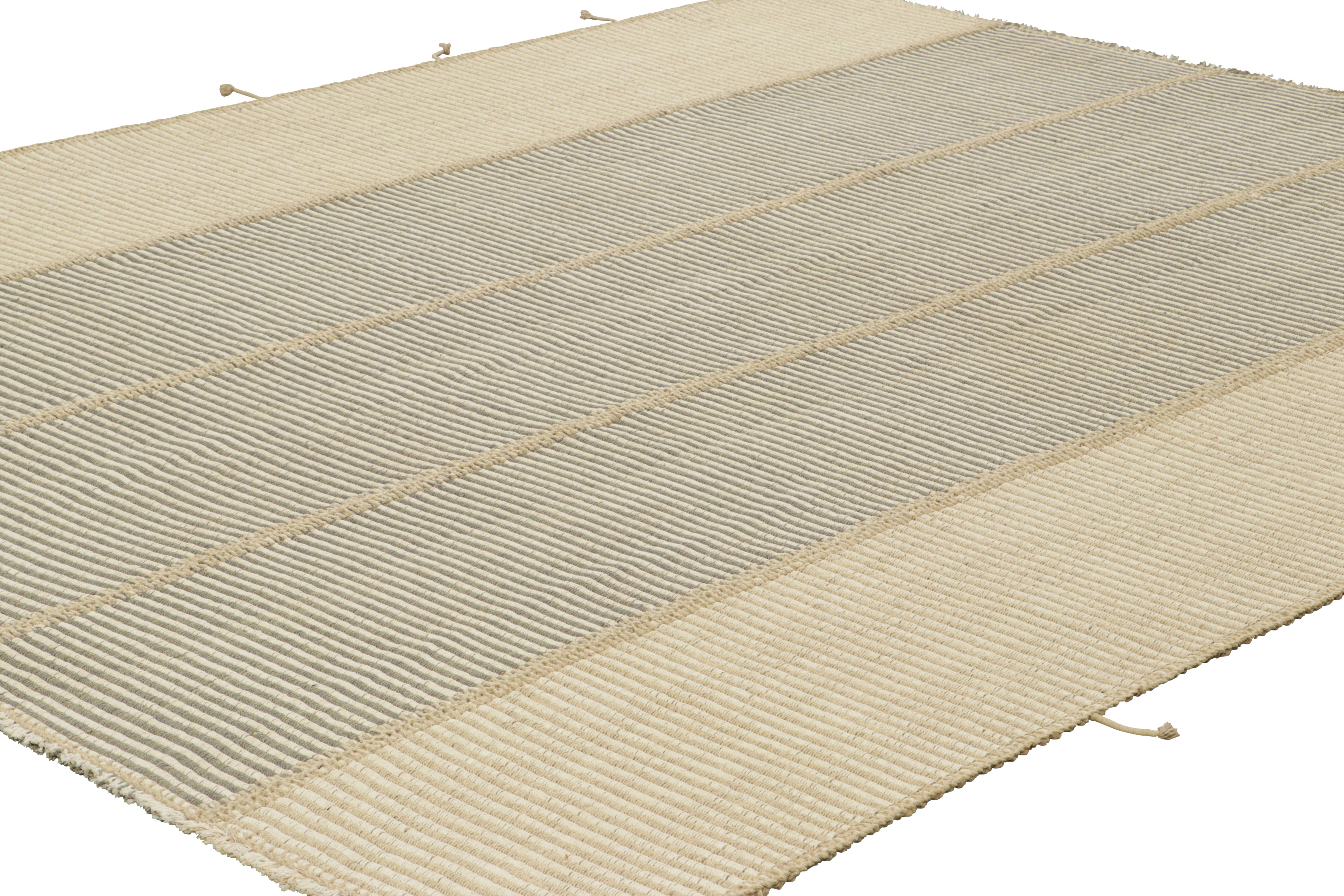 Rug & Kilim's Contemporary Kilim in Beige, Weiß und Grauen Strukturstreifen (Afghanisch) im Angebot