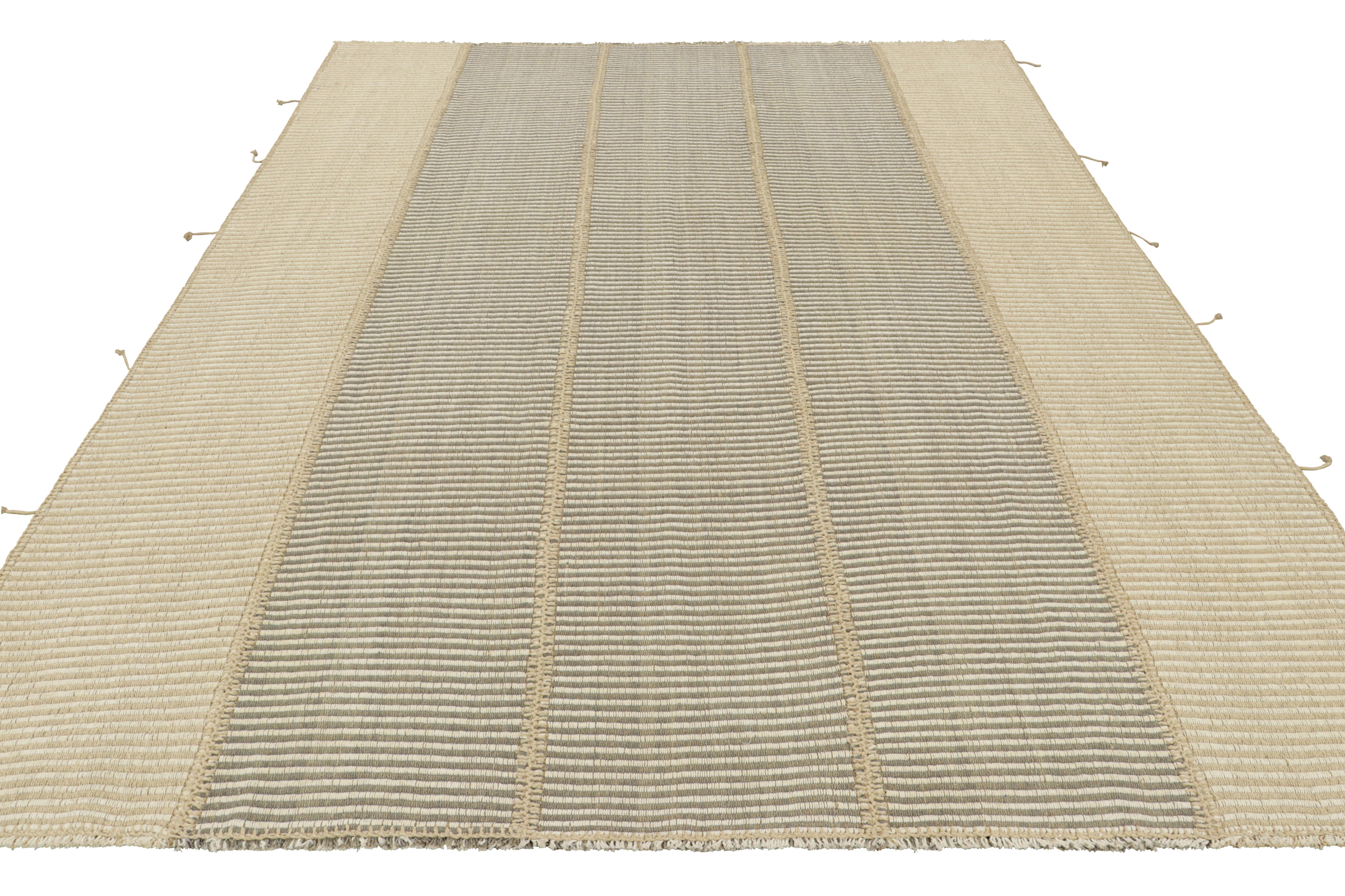 Tessuto a mano Rug & Kilim è un kilim contemporaneo a strisce testurizzate beige, bianche e grigie in vendita