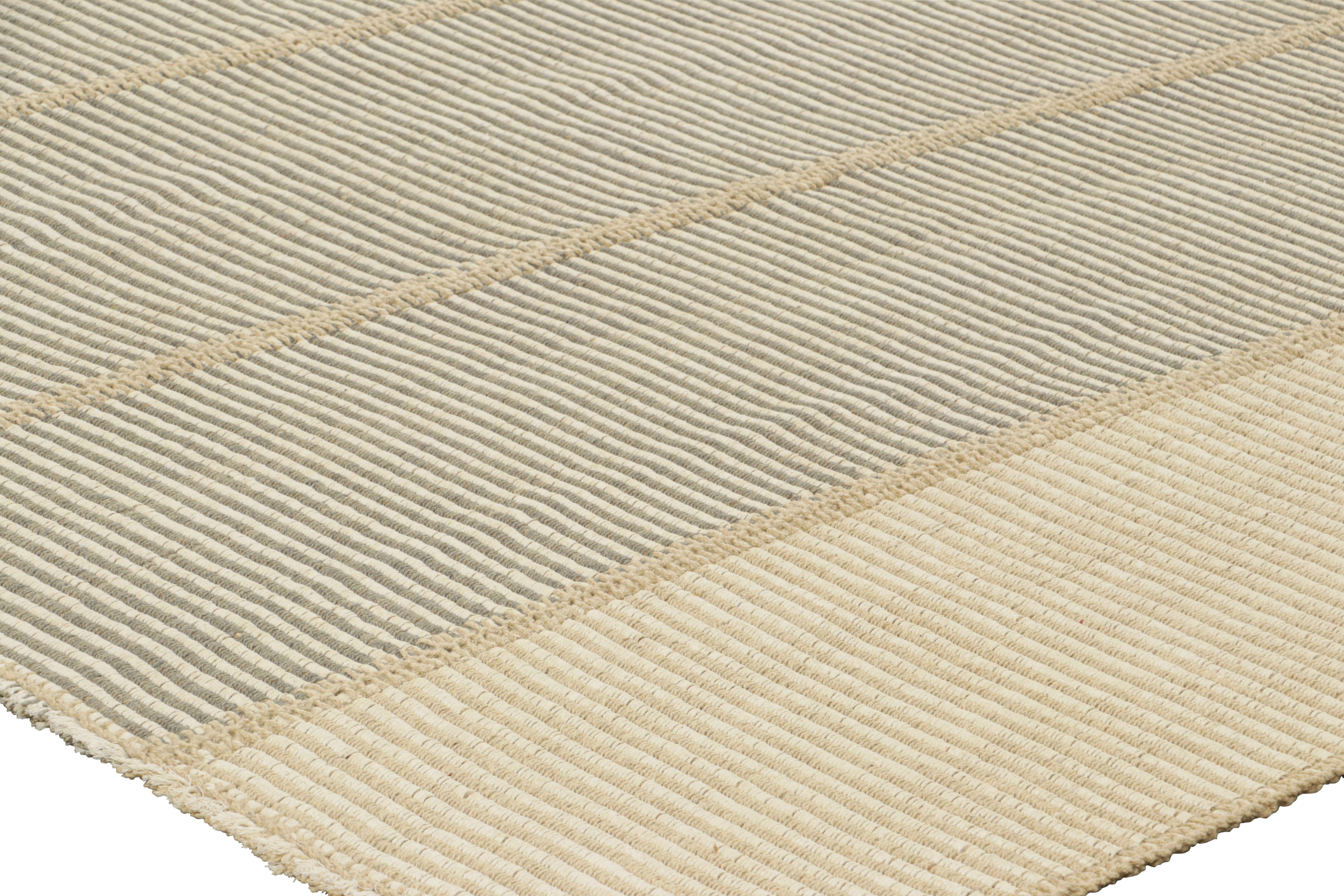Rug & Kilim è un kilim contemporaneo a strisce testurizzate beige, bianche e grigie In condizioni Nuovo in vendita a Long Island City, NY