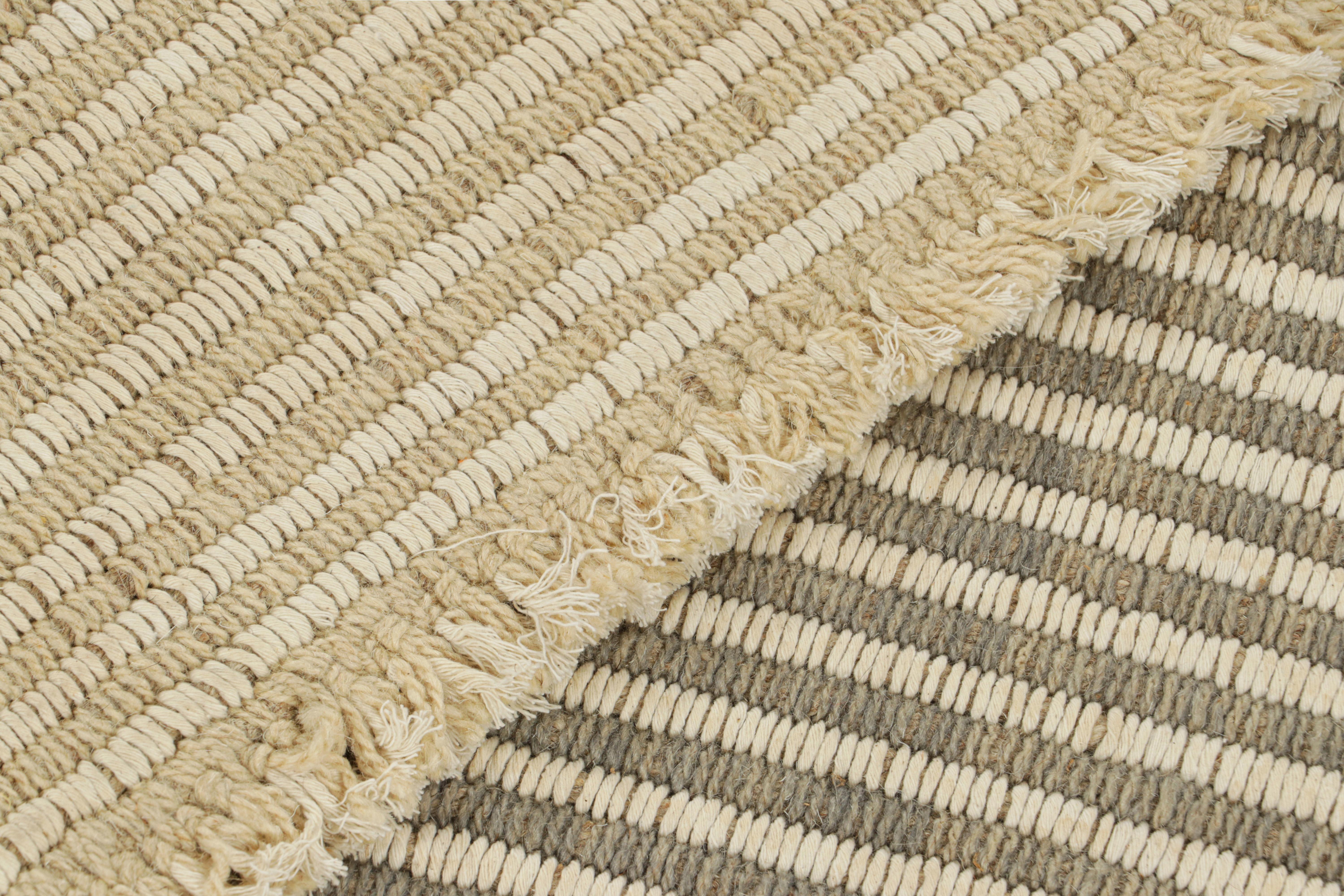 Rug & Kilim's Contemporary Kilim in Beige, Weiß und Grauen Strukturstreifen (21. Jahrhundert und zeitgenössisch) im Angebot