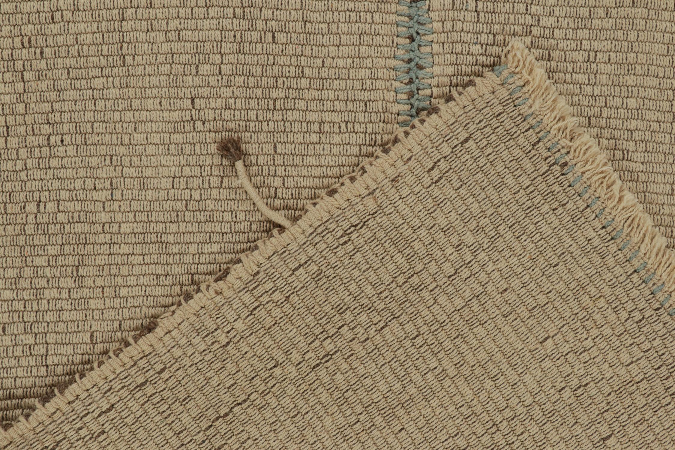 XXIe siècle et contemporain Rug & Kilim's Contemporary Kilim in Beige with Blue Accents (Kilim contemporain en beige avec des accents bleus) en vente