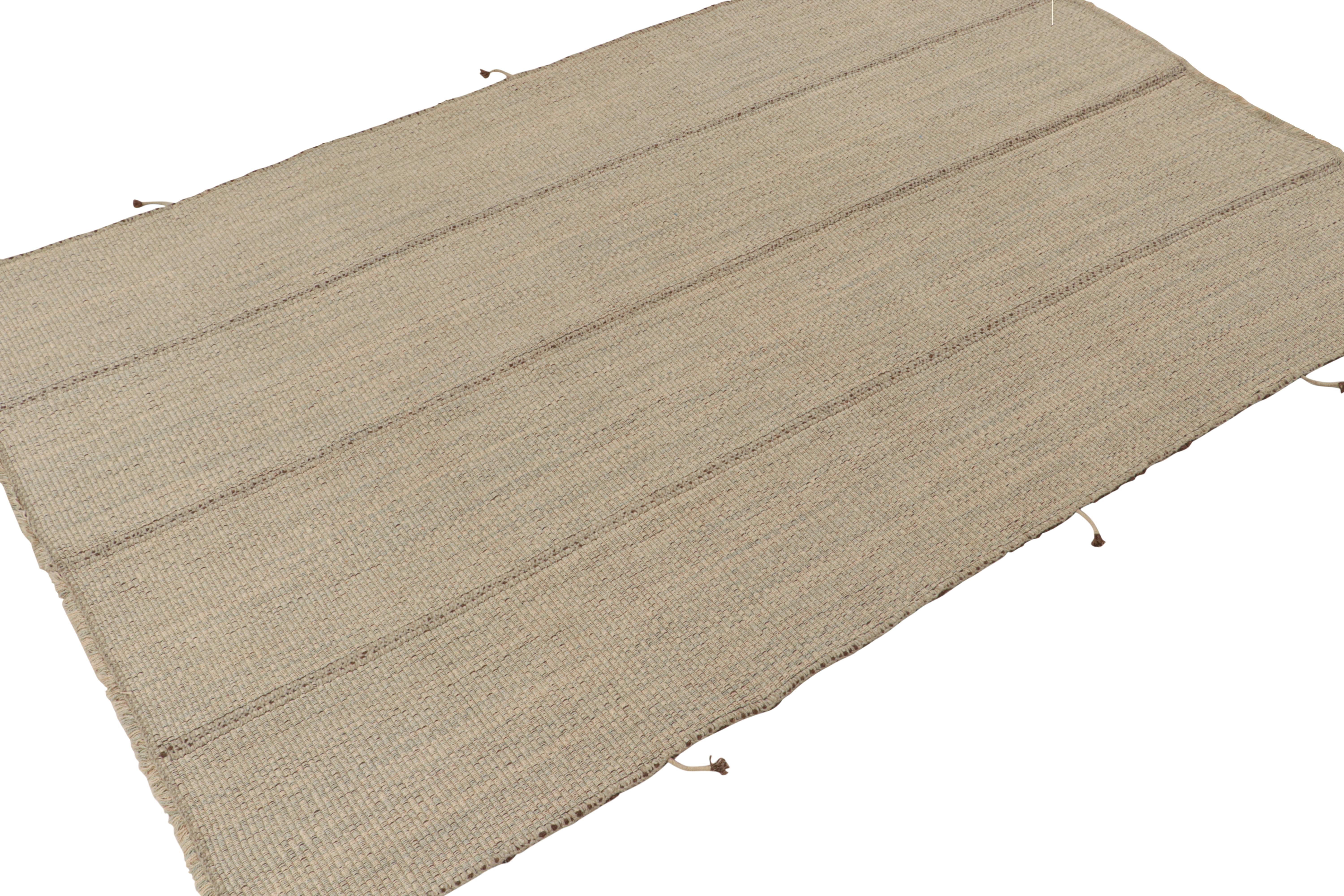 Moderne Rug & Kilim's Contemporary Kilim in Beige with Brown and Light Blue Accents (Kilim contemporain en beige avec des accents marron et bleu clair) en vente