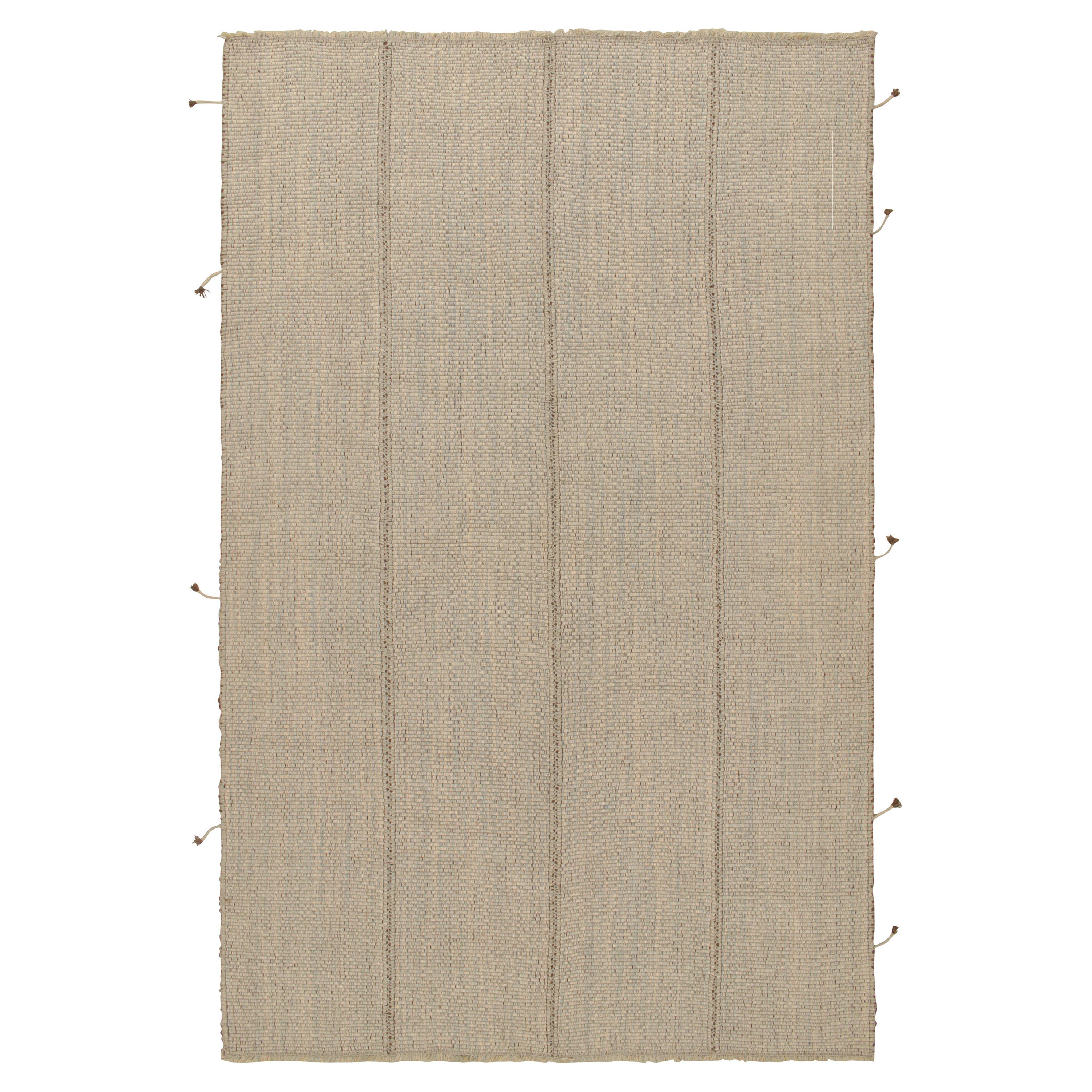 Rug & Kilim è un kilim contemporaneo di colore beige con accenti marroni e azzurri.