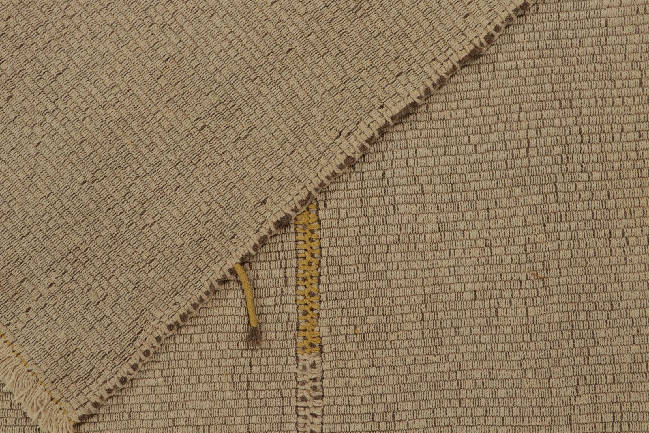 XXI secolo e contemporaneo Rug & Kilim è un kilim contemporaneo di colore beige con accenti dorati e marroni. in vendita