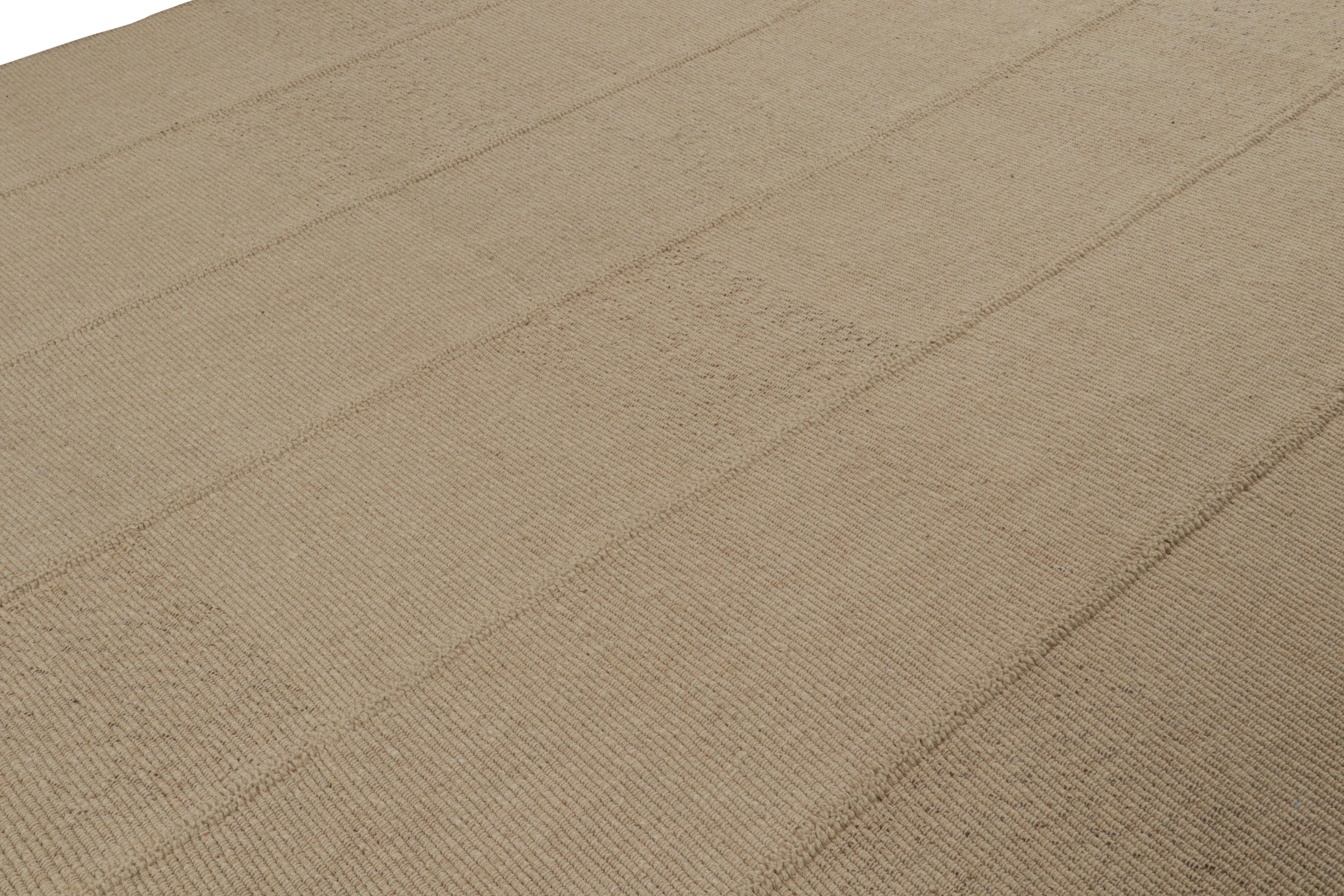 Rug & Kilim's Contemporary Kilim in Beige mit gedämpften, strukturierten Streifen (Persisch) im Angebot