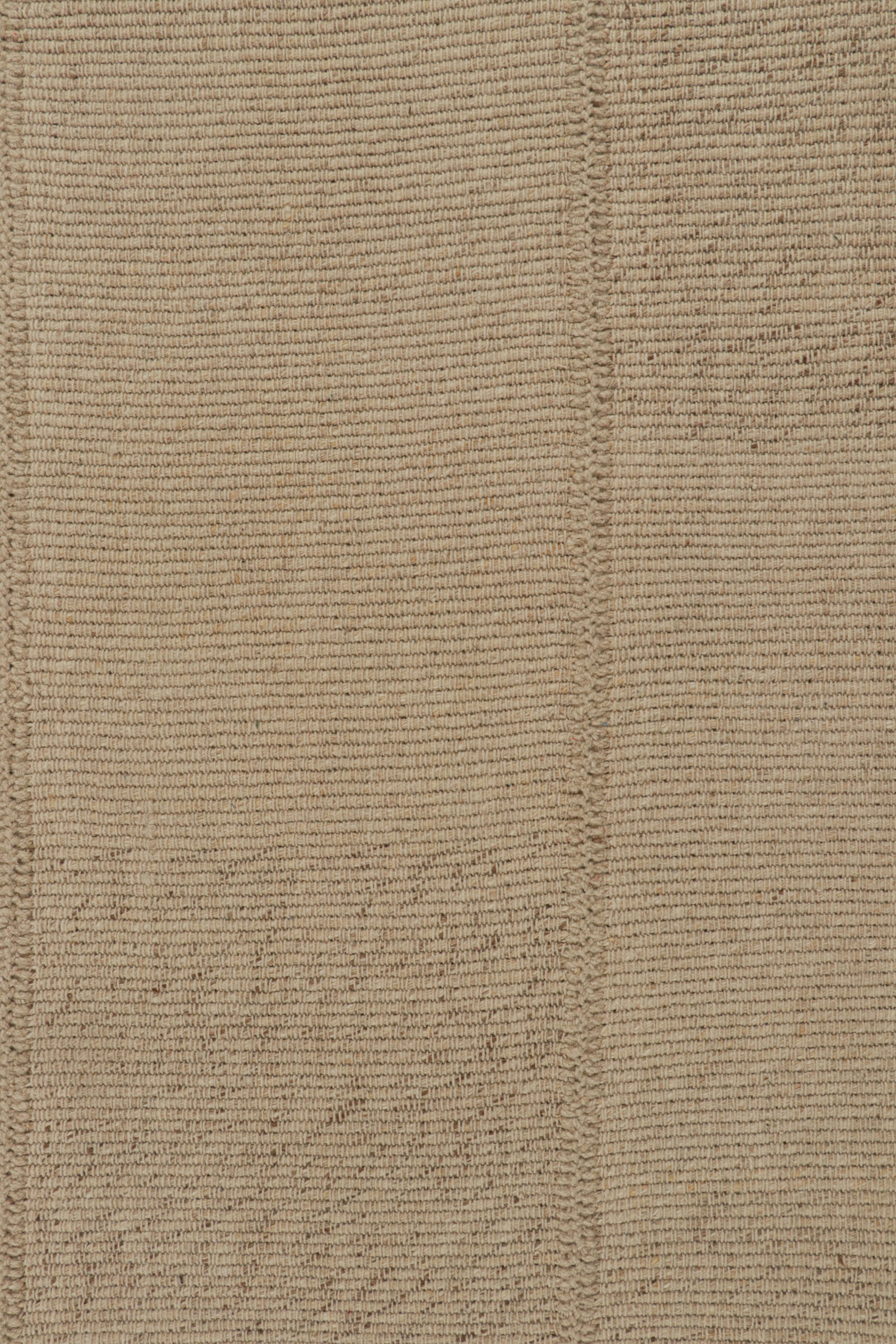 Rug & Kilim's Contemporary Kilim in Beige mit gedämpften, strukturierten Streifen im Zustand „Neu“ im Angebot in Long Island City, NY