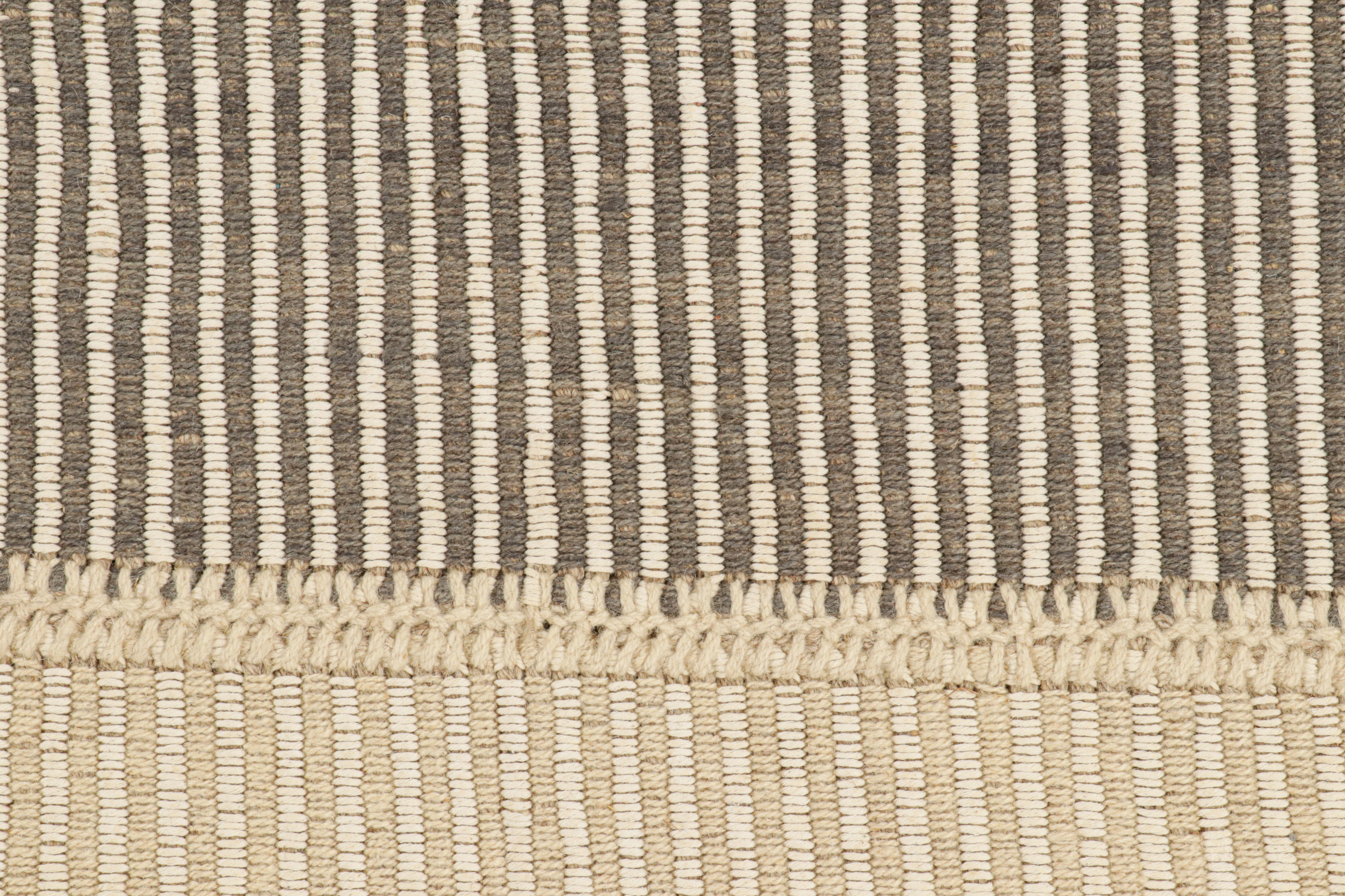 Moderno Rug & Kilim è un kilim contemporaneo a strisce nere e beige. in vendita