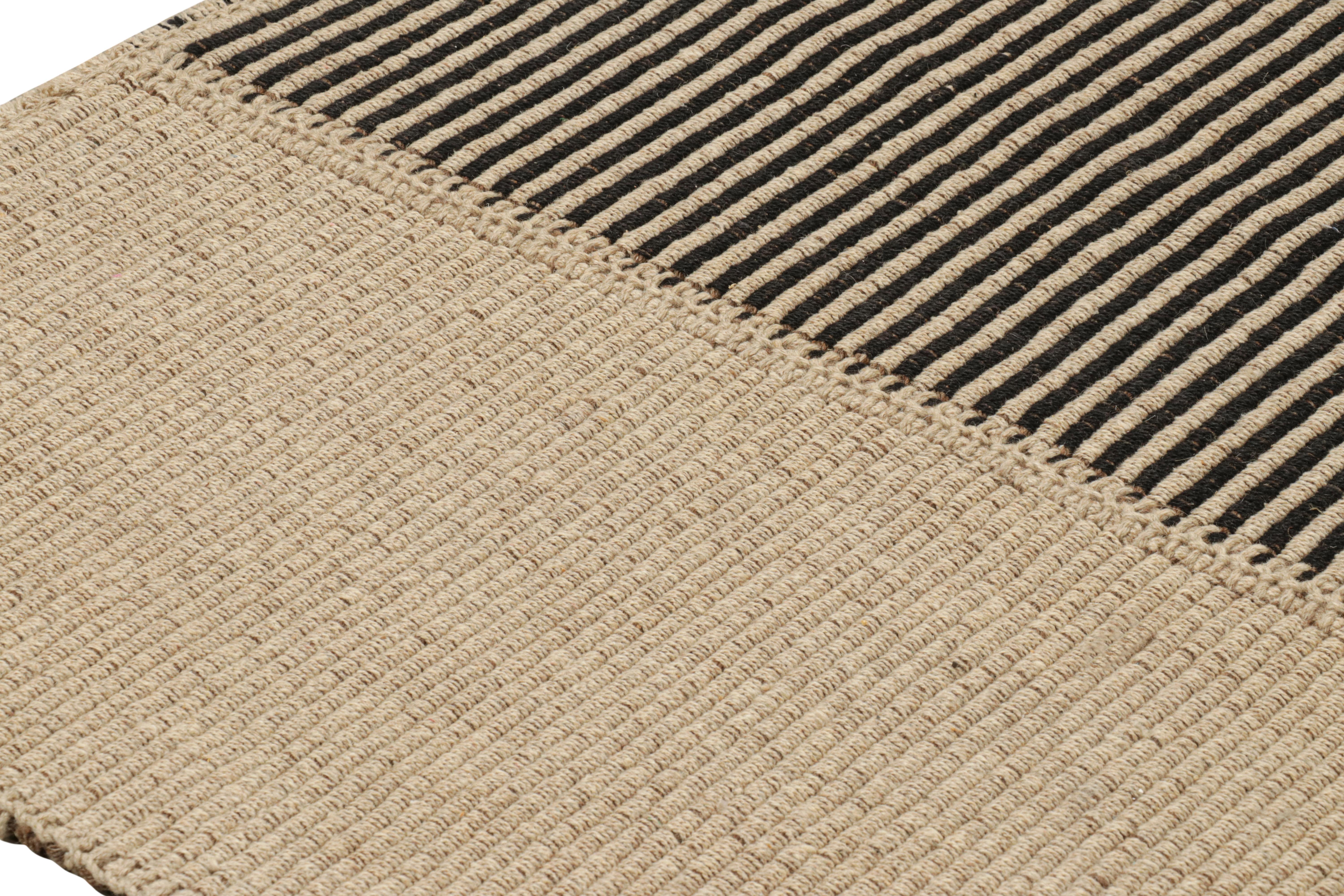 Rug & Kilim è un kilim contemporaneo a strisce nere e beige. In condizioni Nuovo in vendita a Long Island City, NY