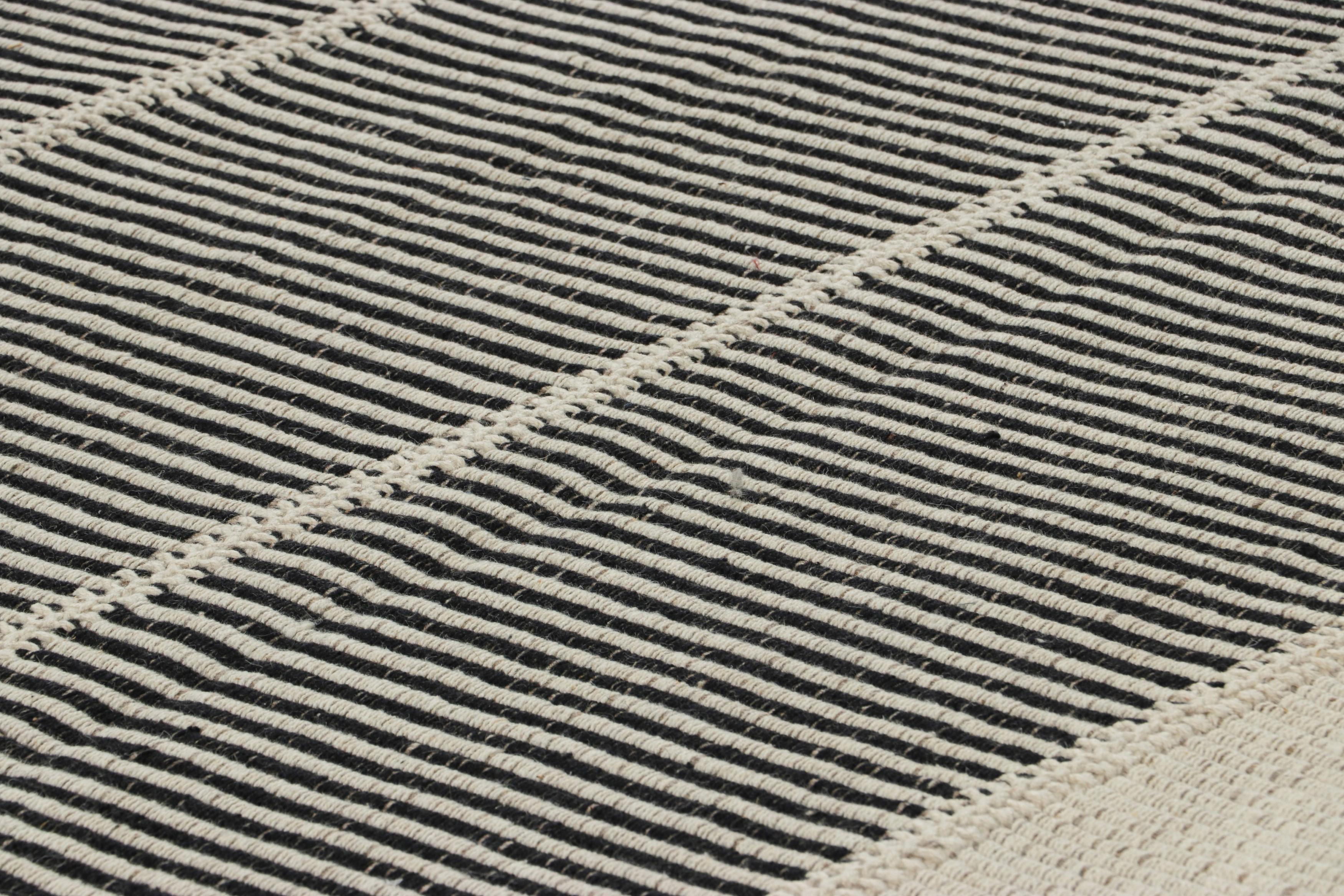 Dieser 8x10 große zeitgenössische Kelim aus handgewebter Wolle stammt aus einer aufregenden neuen Flachgewebekollektion von Rug & Kilim, die nach Maß gefertigt wird.

Über das Design:

