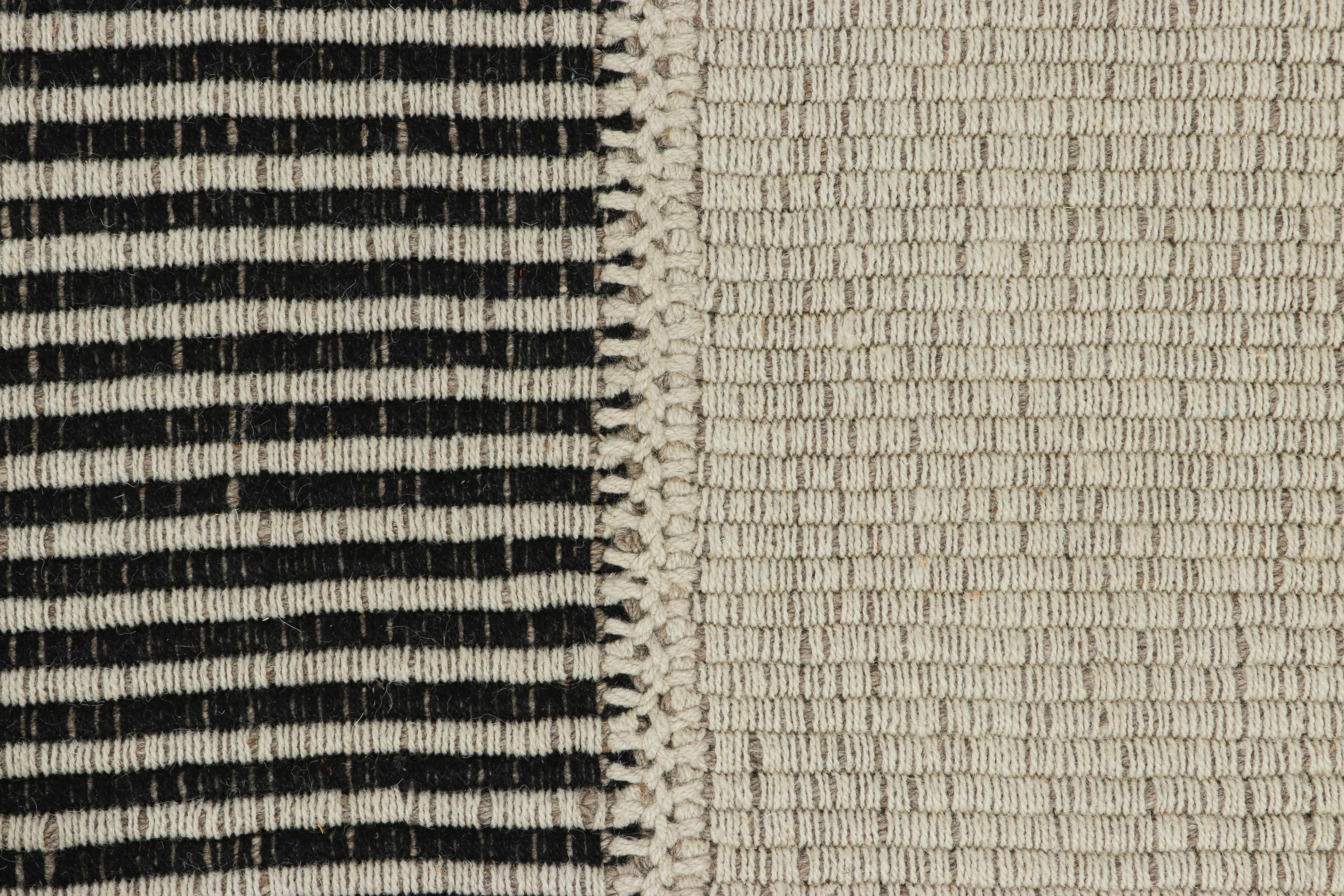 Rug & Kilim's Contemporary Kilim in Schwarz, Beige und Weiß mit Strukturstreifen (Kelim) im Angebot