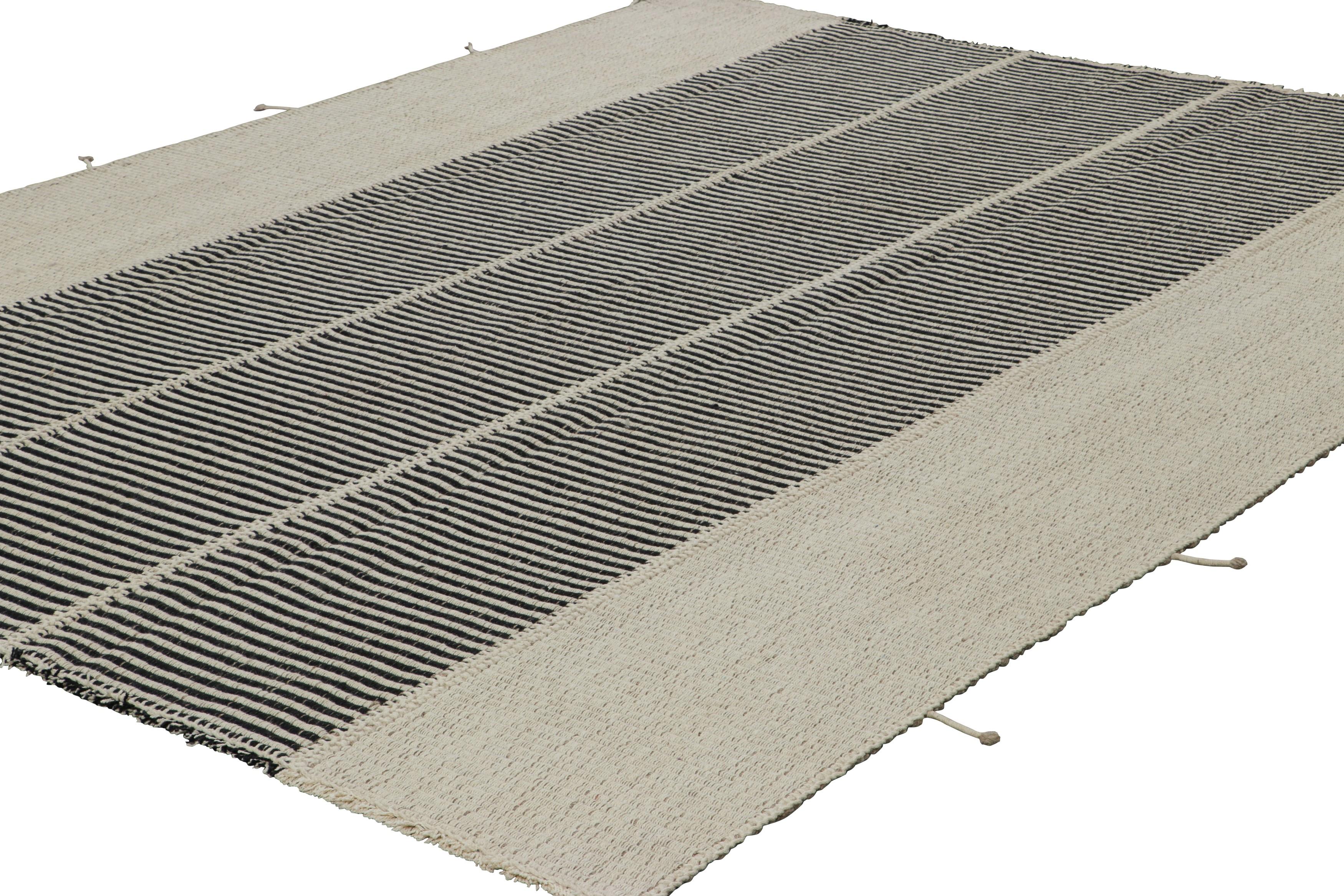 Rug & Kilim's Contemporary Kilim in Schwarz, Beige und Weiß mit Strukturstreifen (Afghanisch) im Angebot