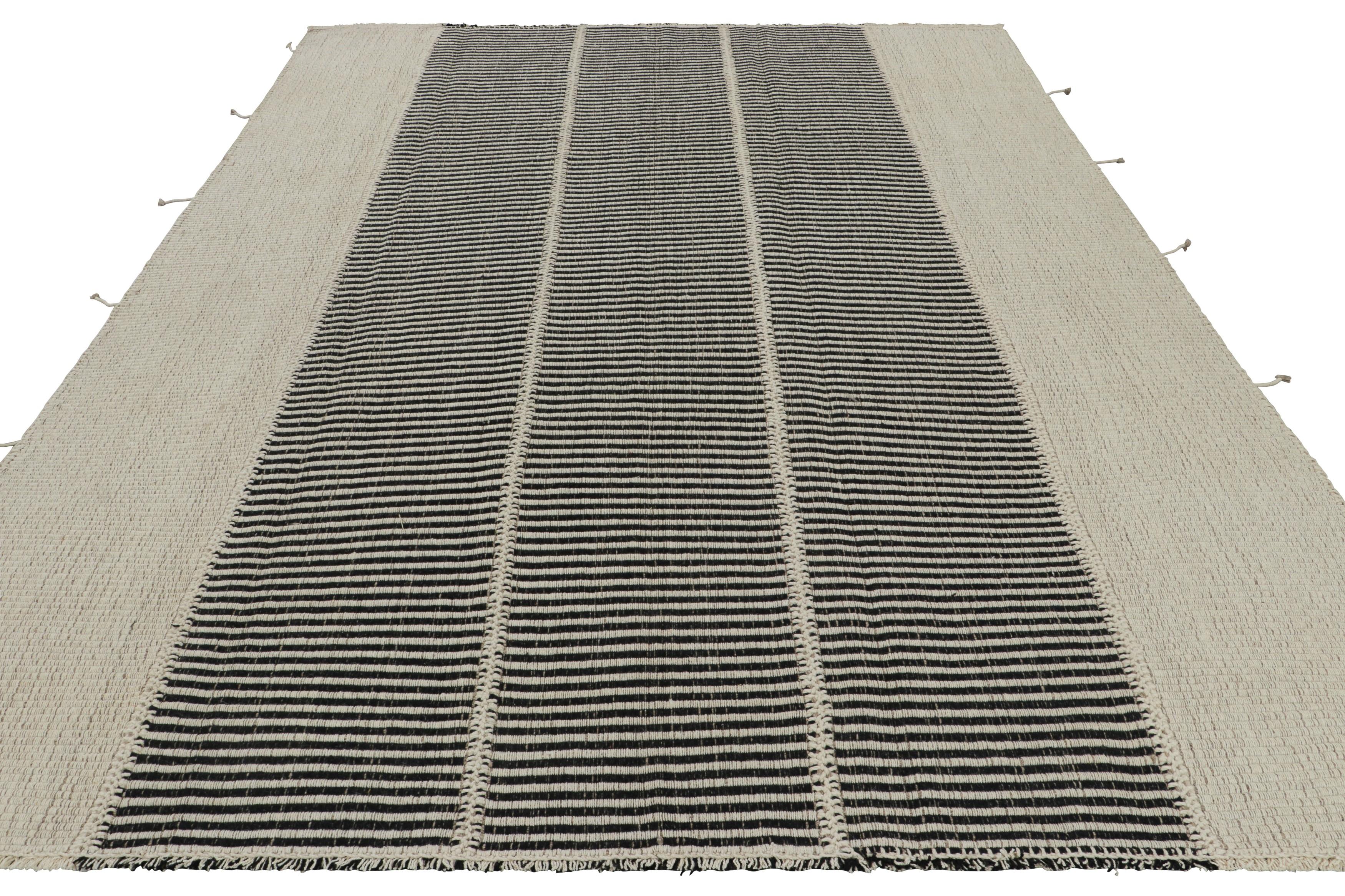 Rug & Kilim's Contemporary Kilim in Schwarz, Beige und Weiß mit Strukturstreifen (Handgeknüpft) im Angebot