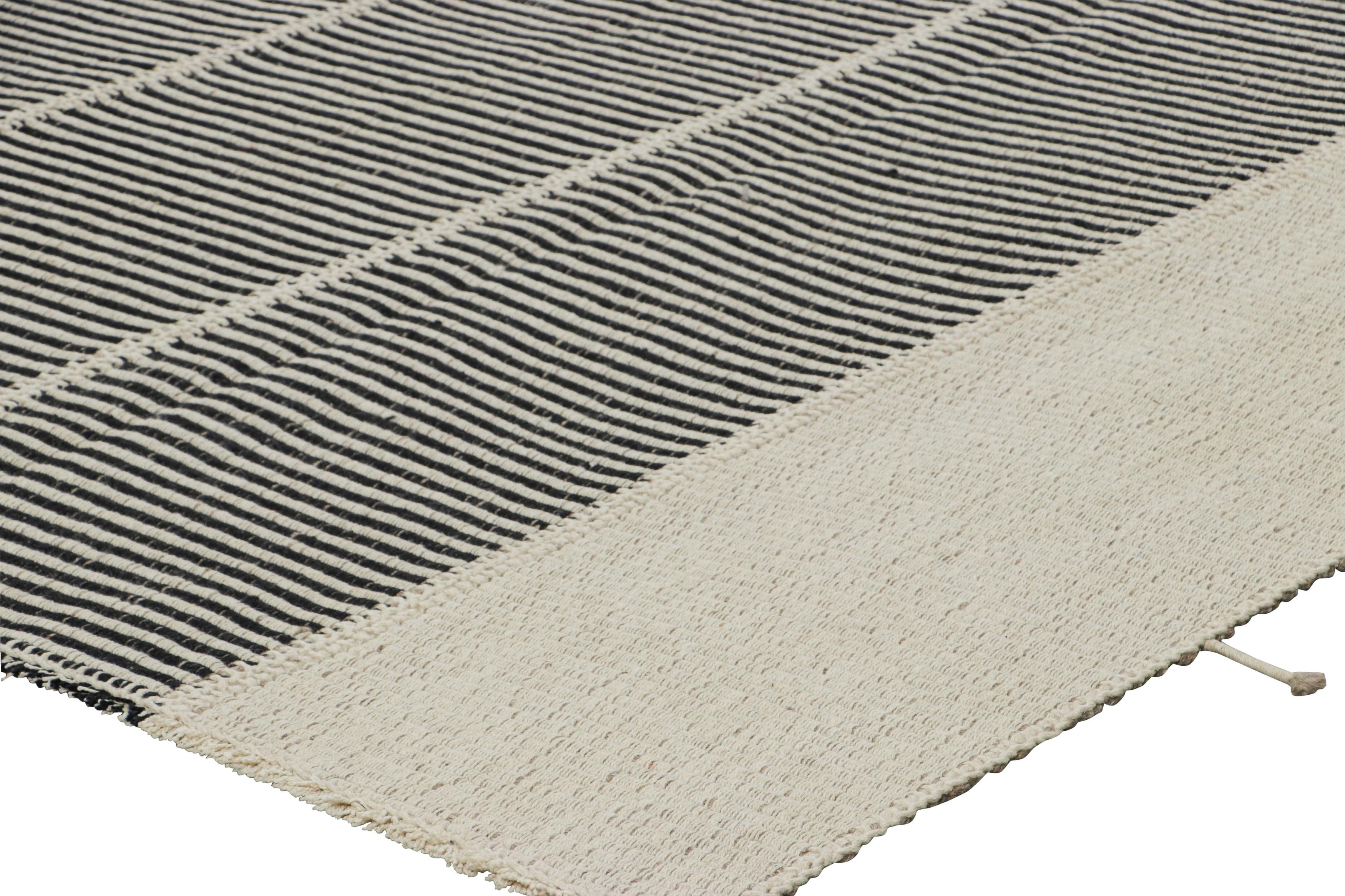 Rug & Kilim's Contemporary Kilim in Schwarz, Beige und Weiß mit Strukturstreifen im Zustand „Neu“ im Angebot in Long Island City, NY