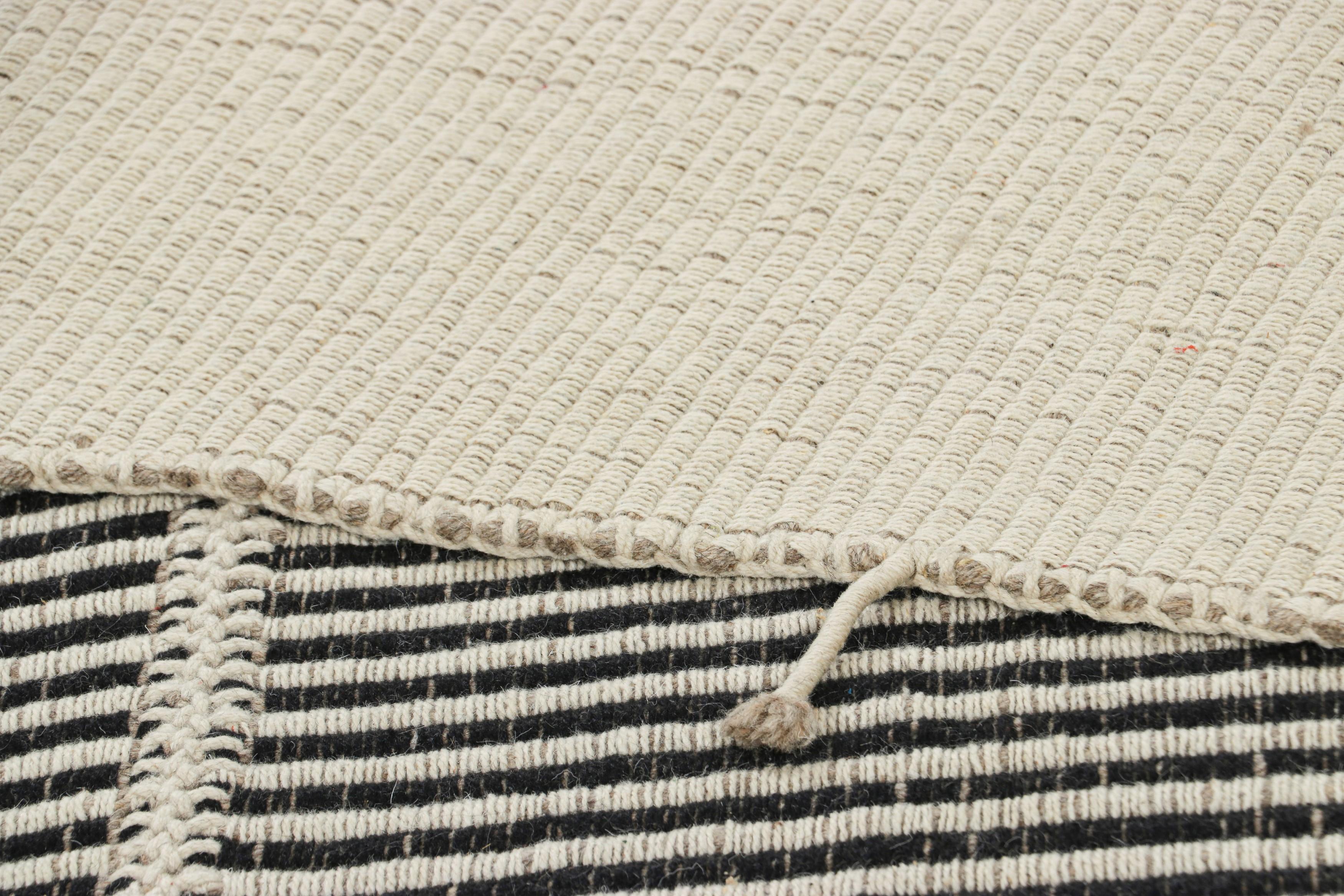 Rug & Kilim's Contemporary Kilim in Schwarz, Beige und Weiß mit Strukturstreifen (21. Jahrhundert und zeitgenössisch) im Angebot